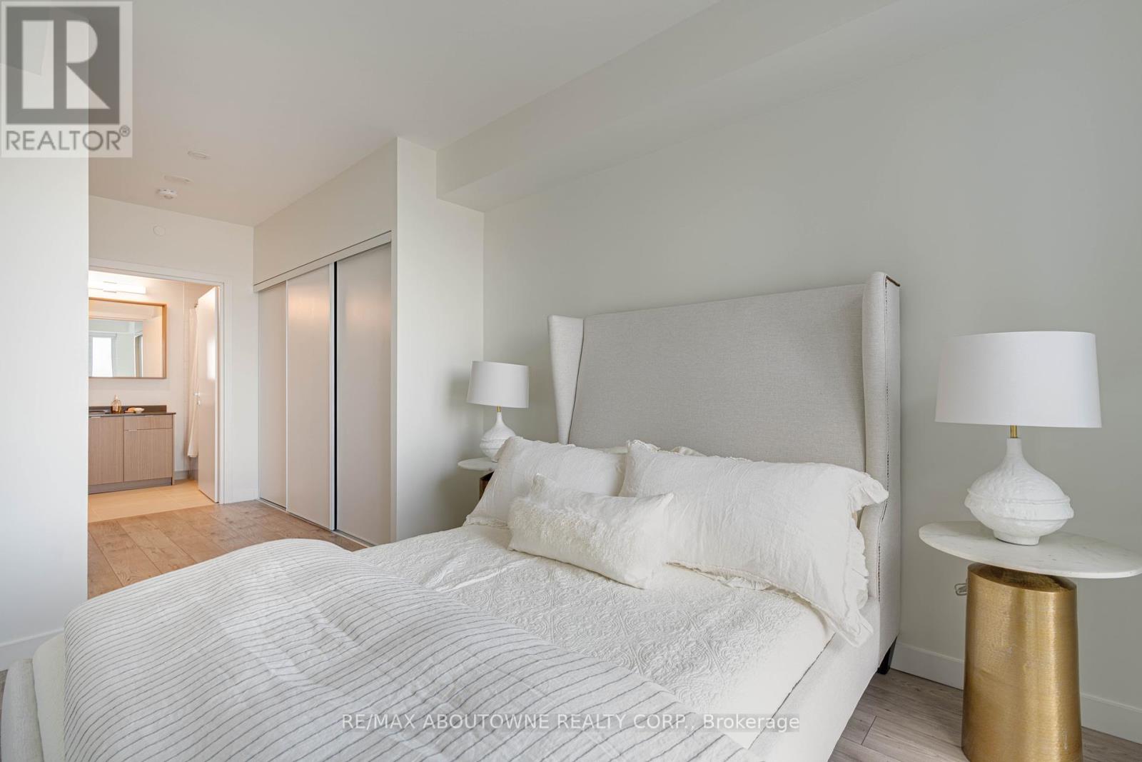 A0301 - 125 Bronte Road, Oakville, Ontario  L6L 3C1 - Photo 6 - W12456722