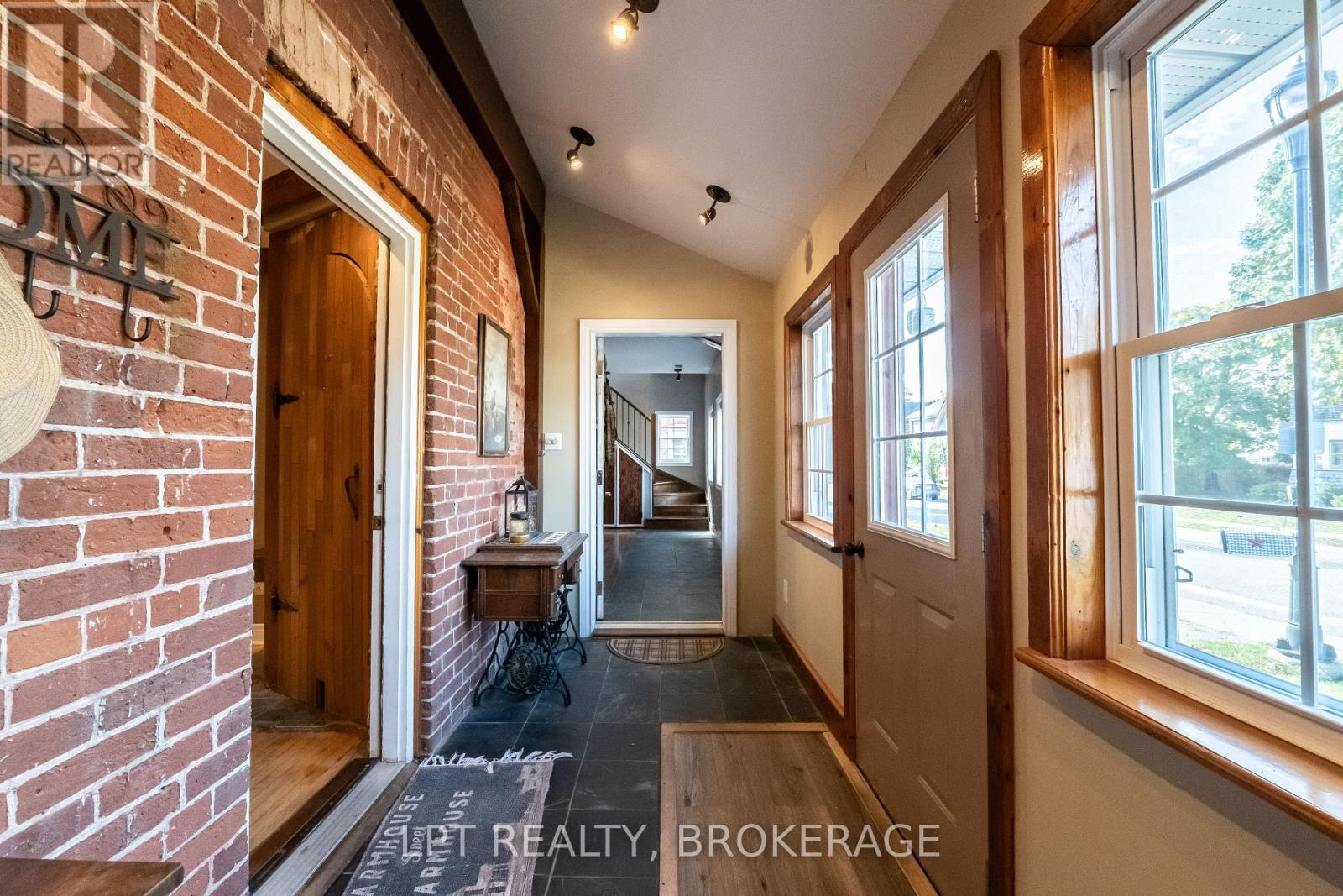 277 Brock Street, Gananoque, Ontario  K7G 1K5 - Photo 5 - X12462962