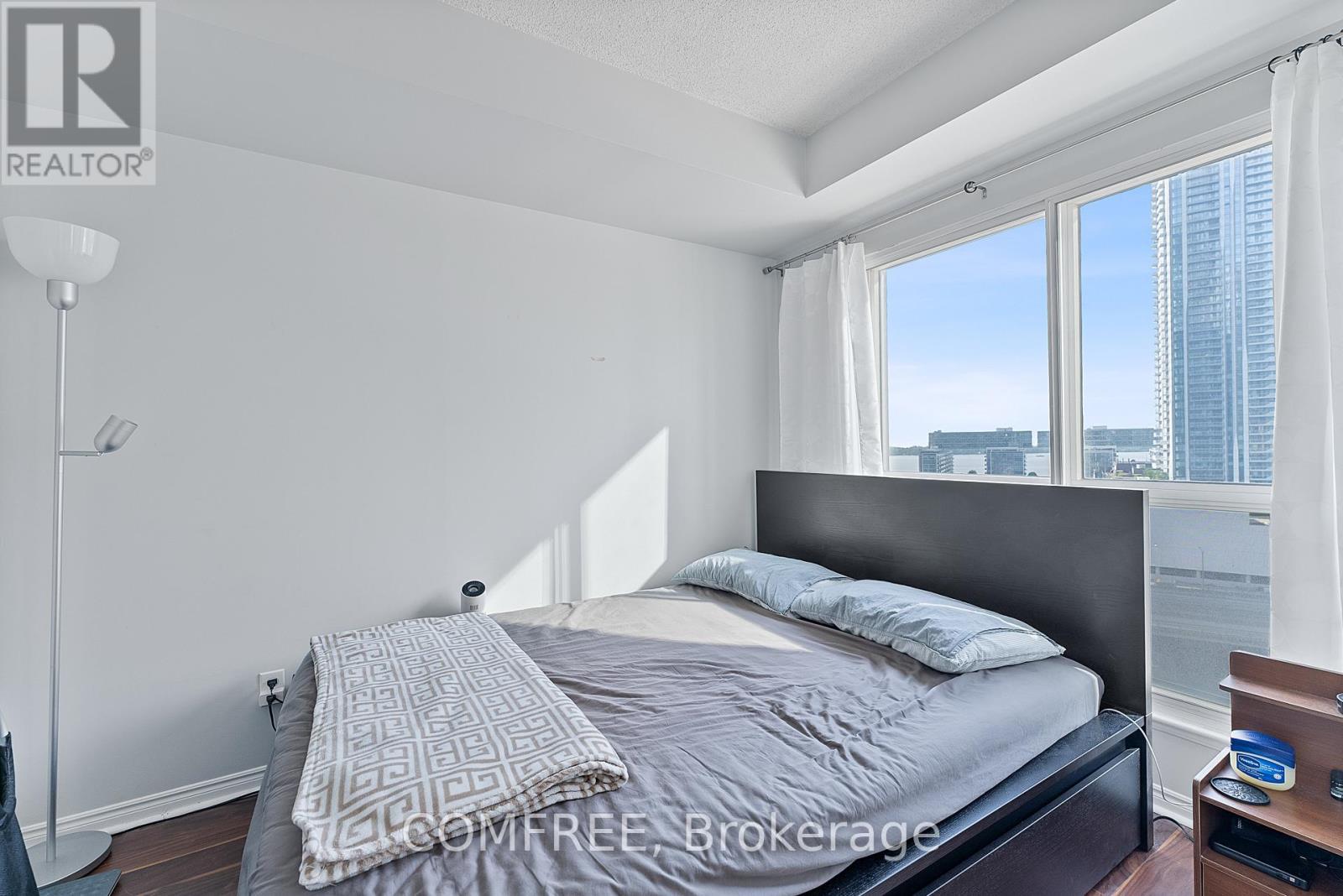 1519 - 25 The Esplanade, Toronto (Waterfront Communities), Ontario  M5E 1W5 - Photo 7 - C12463025