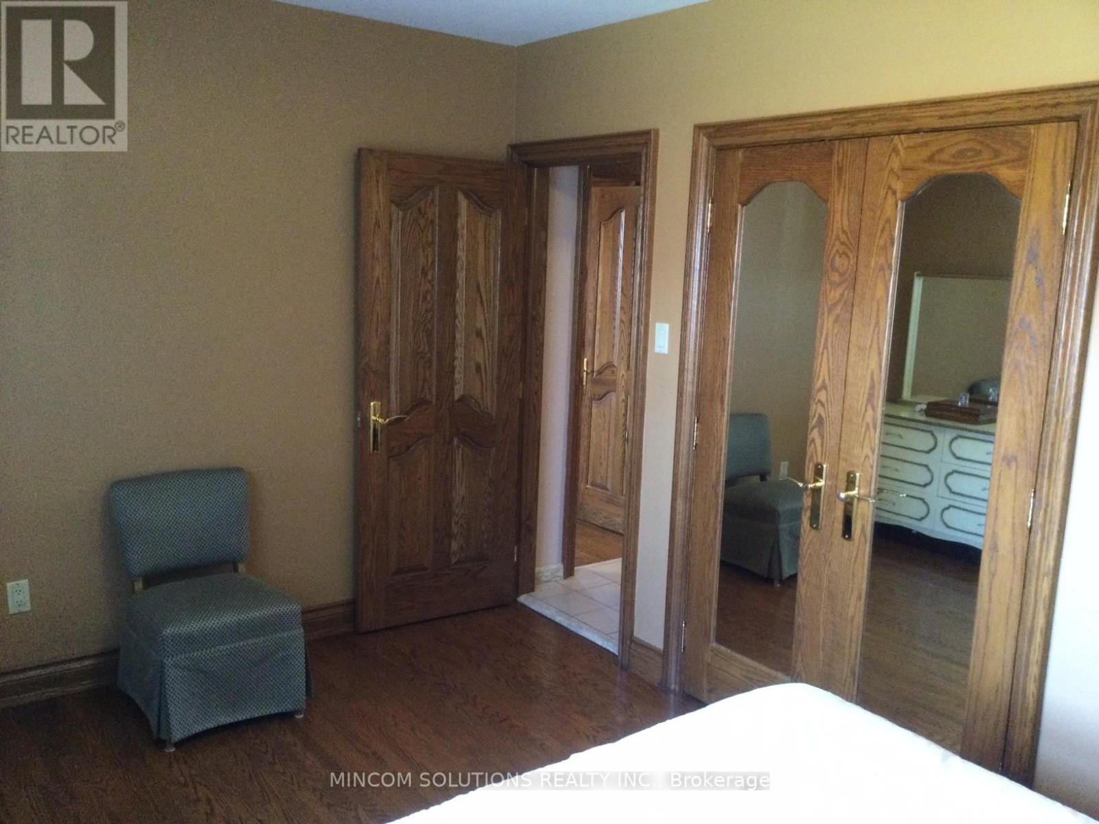 167 Kingsview Boulevard, Toronto, Ontario  M9R 1V7 - Photo 14 - W12462380