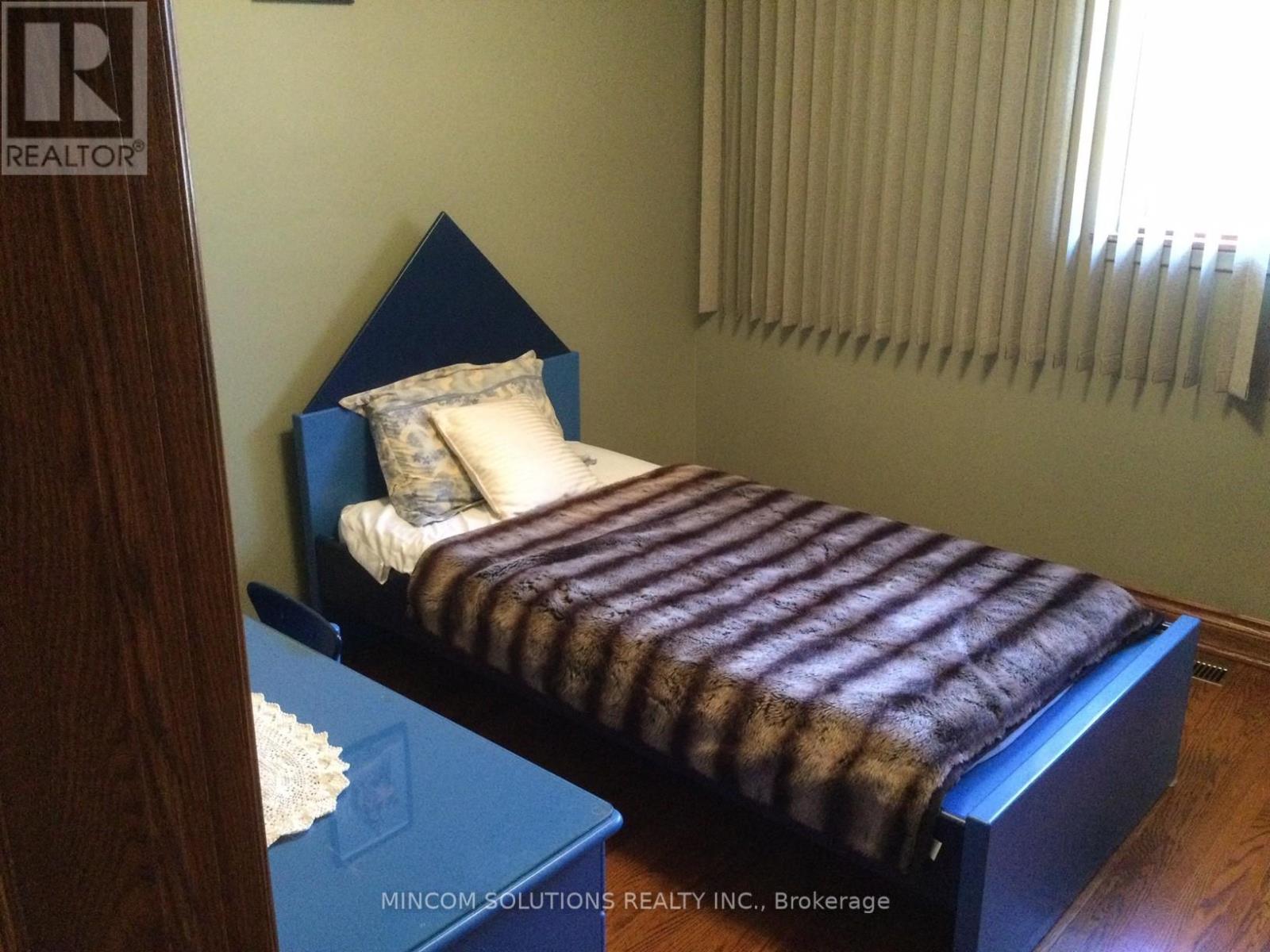 167 Kingsview Boulevard, Toronto, Ontario  M9R 1V7 - Photo 18 - W12462380