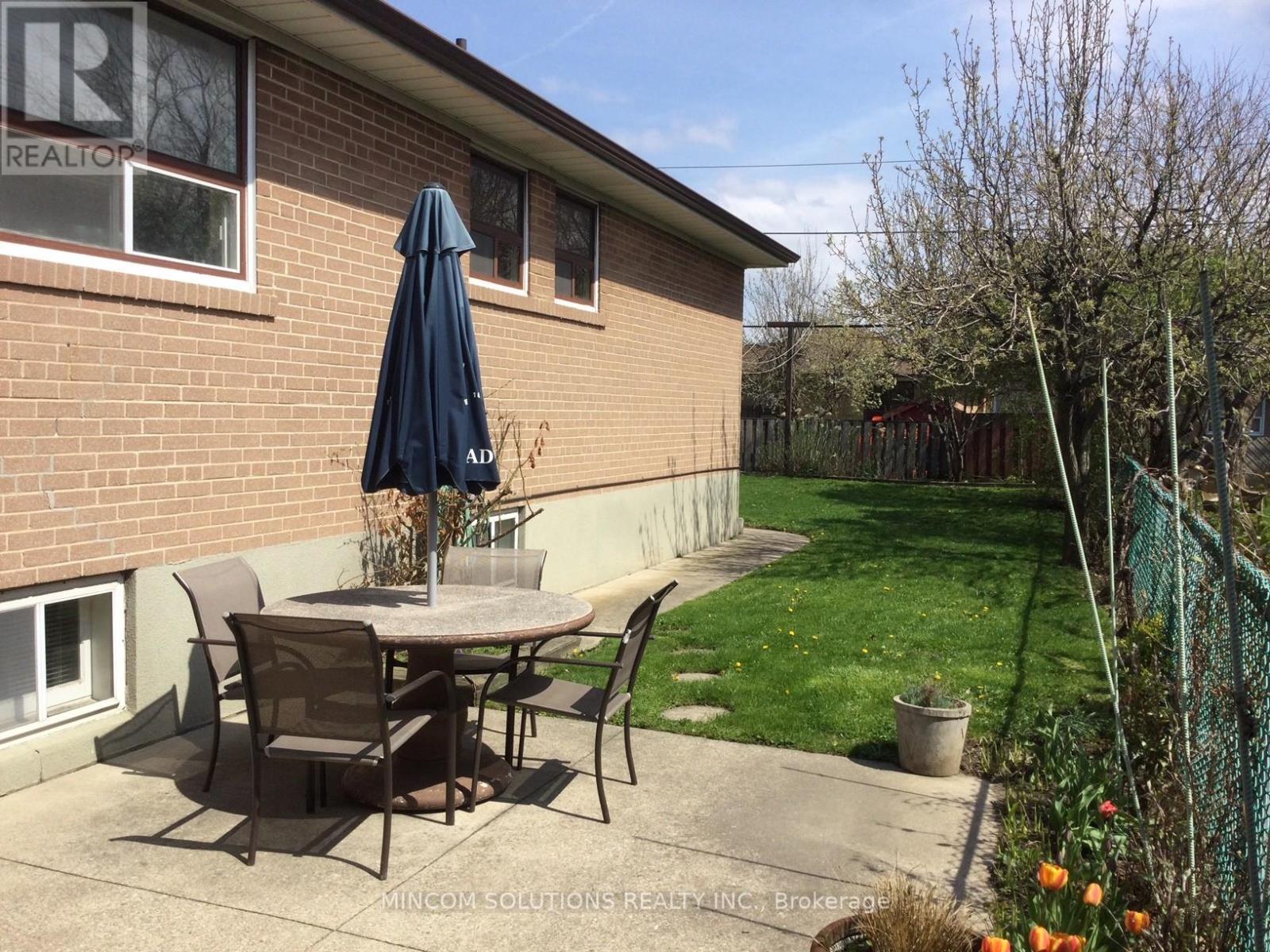 167 Kingsview Boulevard, Toronto, Ontario  M9R 1V7 - Photo 32 - W12462380