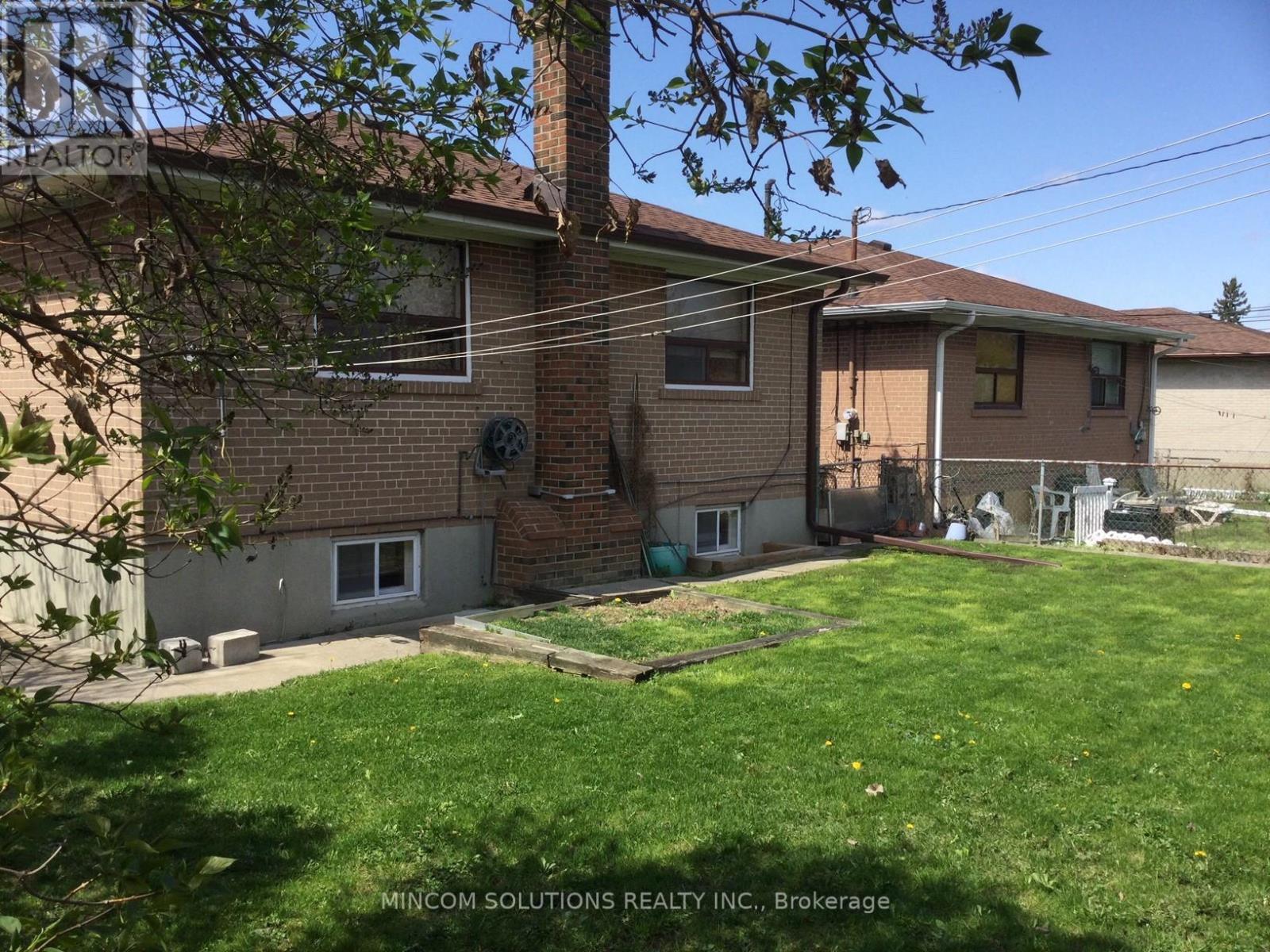 167 Kingsview Boulevard, Toronto, Ontario  M9R 1V7 - Photo 36 - W12462380