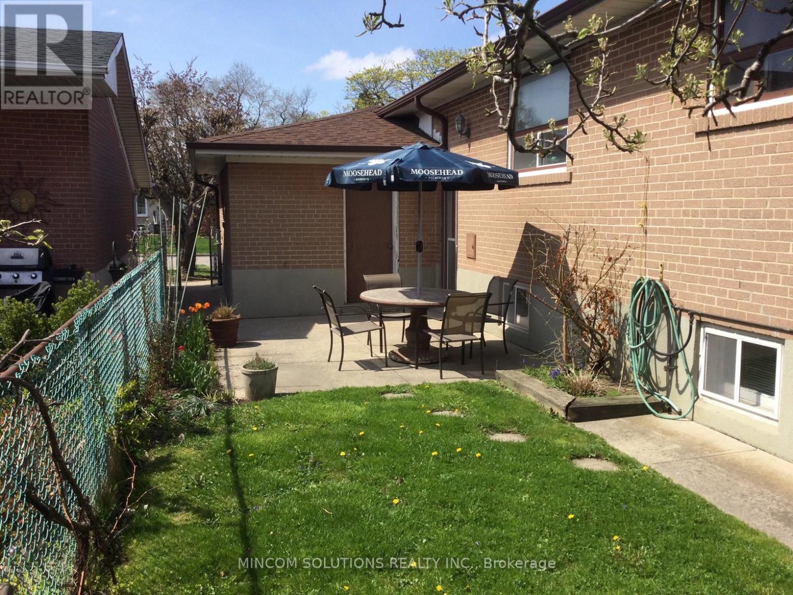 167 Kingsview Boulevard, Toronto, Ontario  M9R 1V7 - Photo 33 - W12462380