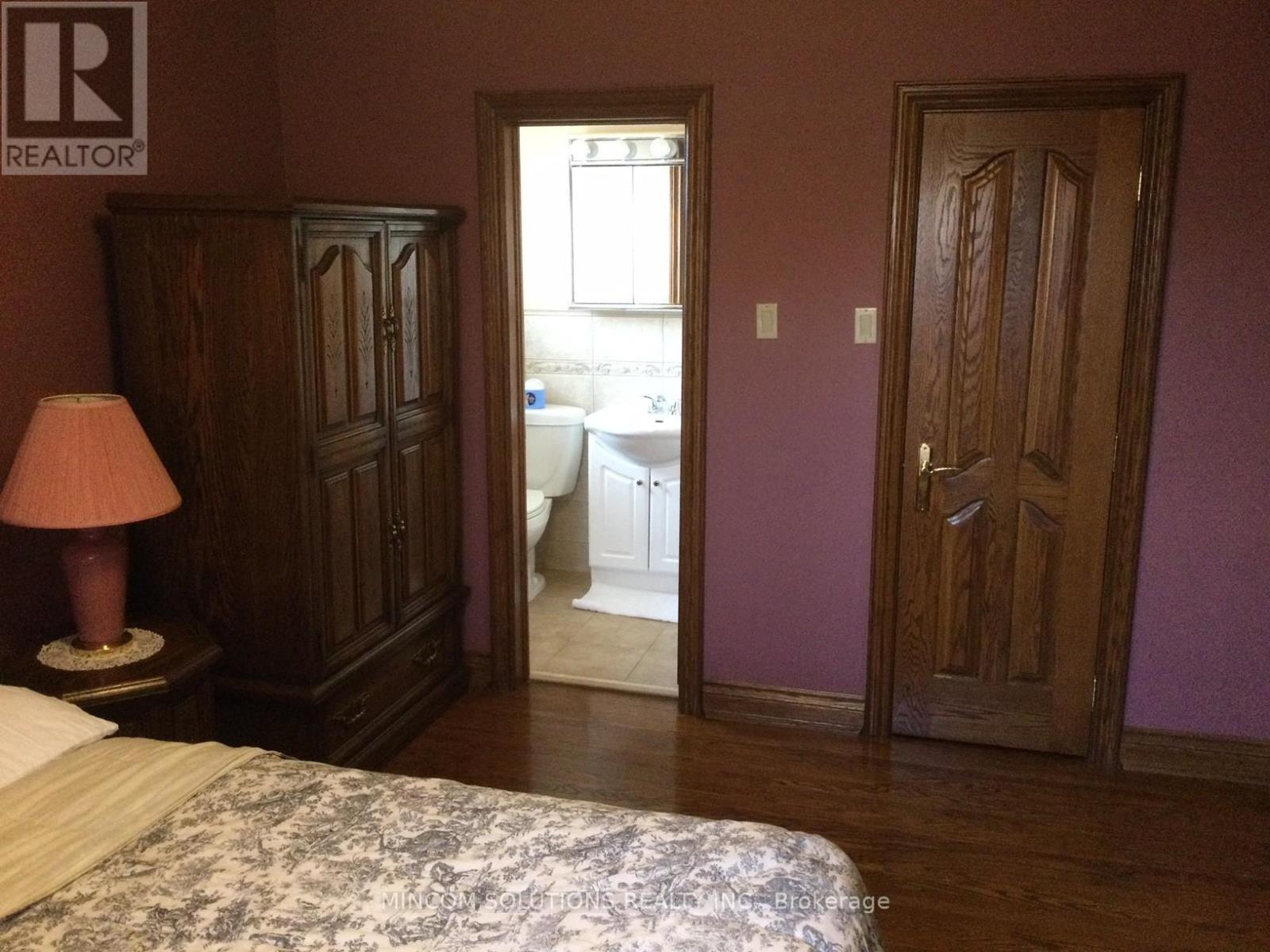 167 Kingsview Boulevard, Toronto, Ontario  M9R 1V7 - Photo 12 - W12462380