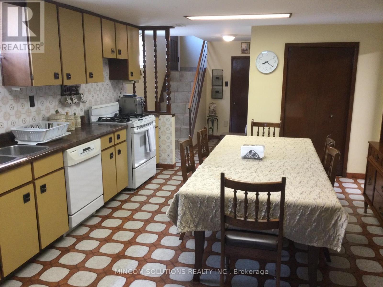 167 Kingsview Boulevard, Toronto, Ontario  M9R 1V7 - Photo 20 - W12462380