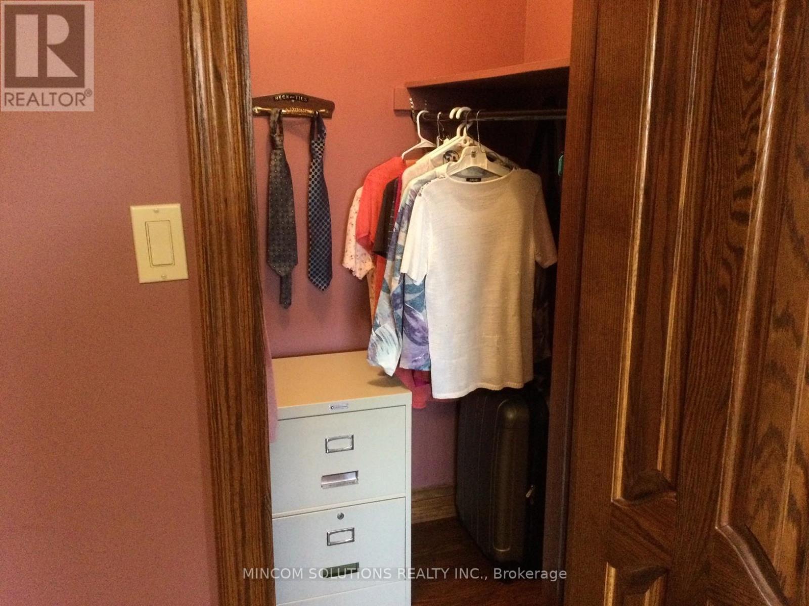 167 Kingsview Boulevard, Toronto, Ontario  M9R 1V7 - Photo 13 - W12462380