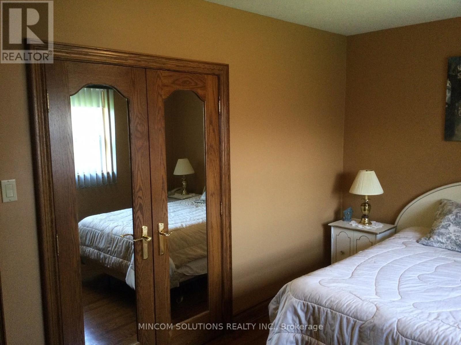 167 Kingsview Boulevard, Toronto, Ontario  M9R 1V7 - Photo 17 - W12462380