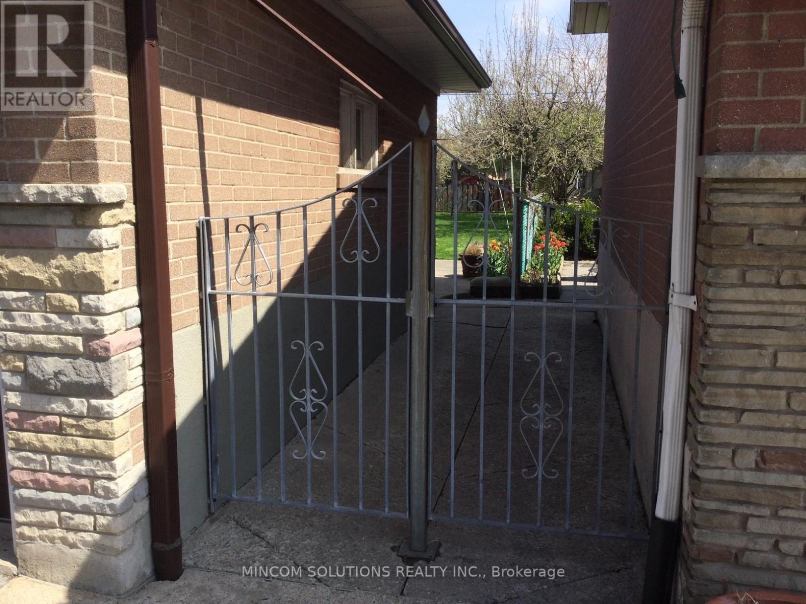 167 Kingsview Boulevard, Toronto, Ontario  M9R 1V7 - Photo 31 - W12462380