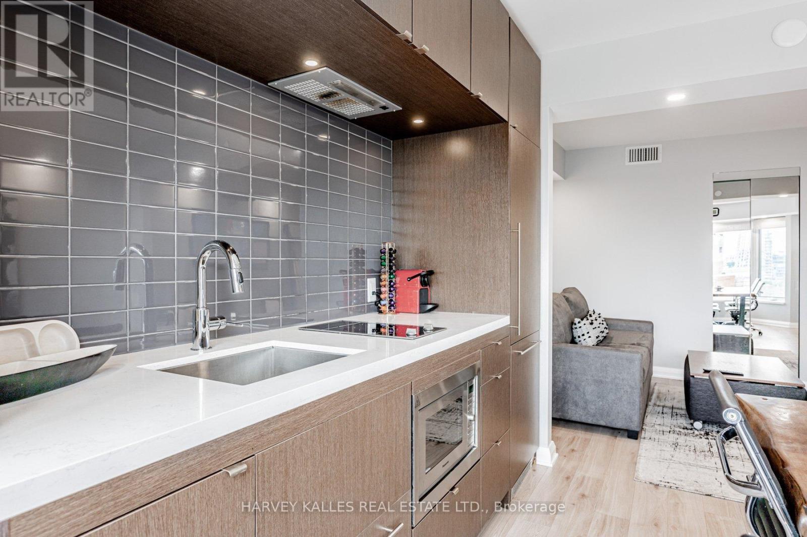 819 - 155 Yorkville Avenue, Toronto, Ontario  M5R 1C4 - Photo 11 - C12462805