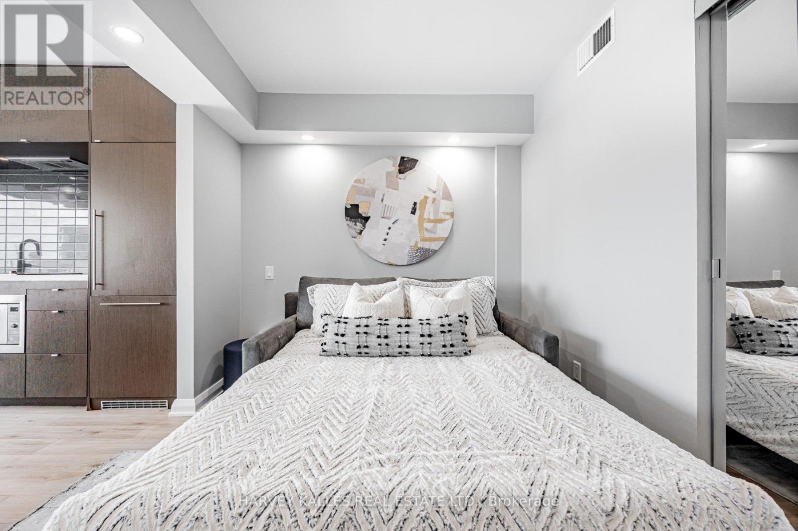 819 - 155 Yorkville Avenue, Toronto, Ontario  M5R 1C4 - Photo 14 - C12462805