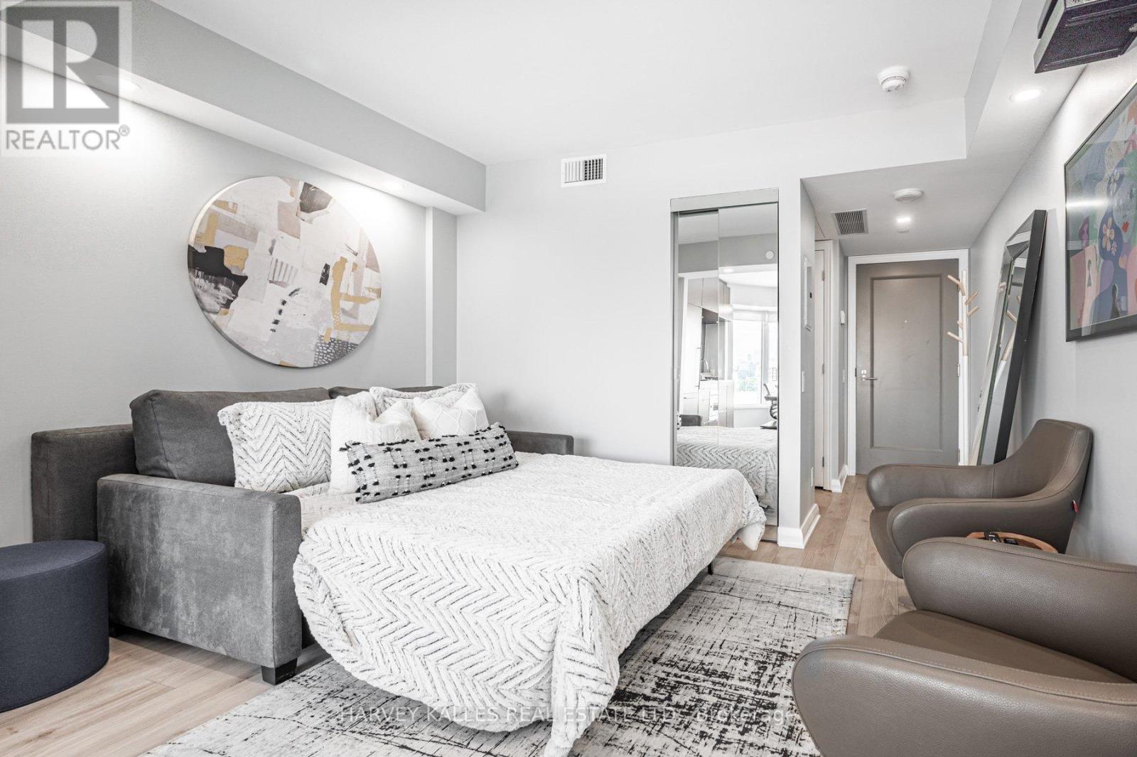 819 - 155 Yorkville Avenue, Toronto, Ontario  M5R 1C4 - Photo 16 - C12462805