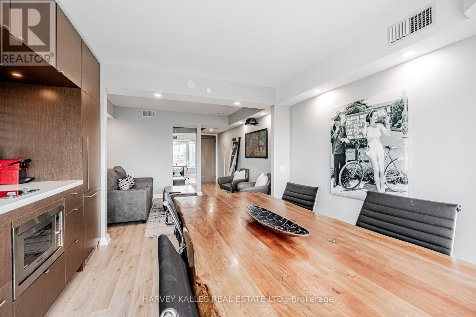 819 - 155 Yorkville Avenue, Toronto, Ontario  M5R 1C4 - Photo 8 - C12462805