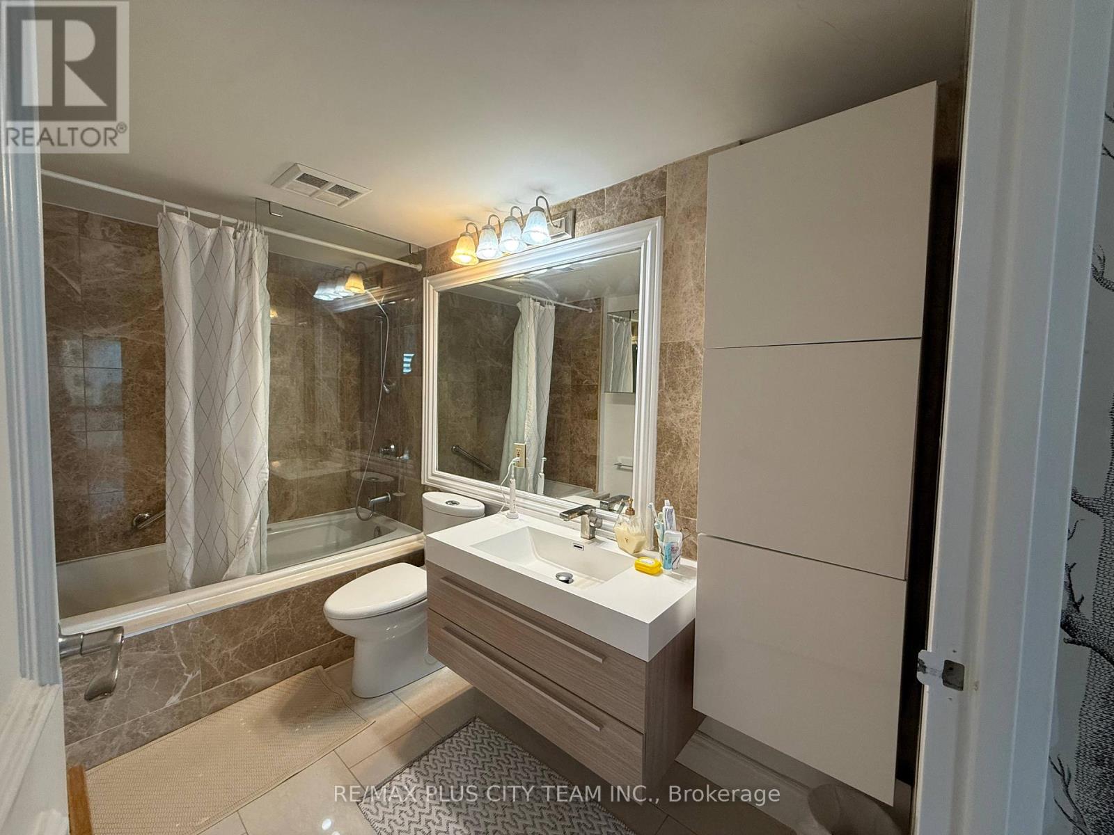 1807 - 10 Queens Quay W, Toronto, Ontario  M5J 2R9 - Photo 17 - C12457214