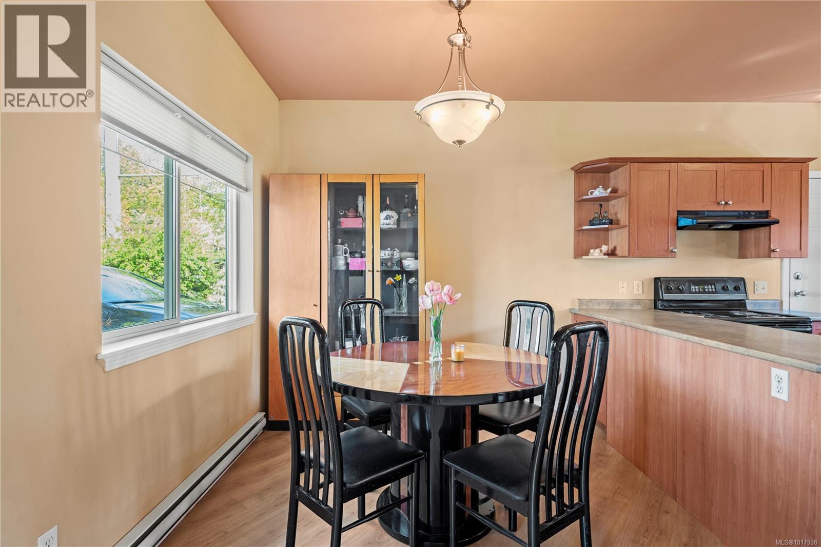 2901 Harriet Rd, Victoria, British Columbia  V8T 4N4 - Photo 3 - 1017538