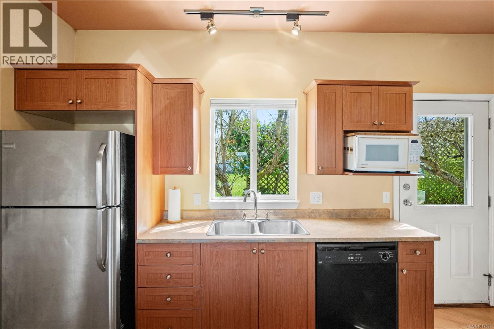 2901 Harriet Rd, Victoria, British Columbia  V8T 4N4 - Photo 5 - 1017538