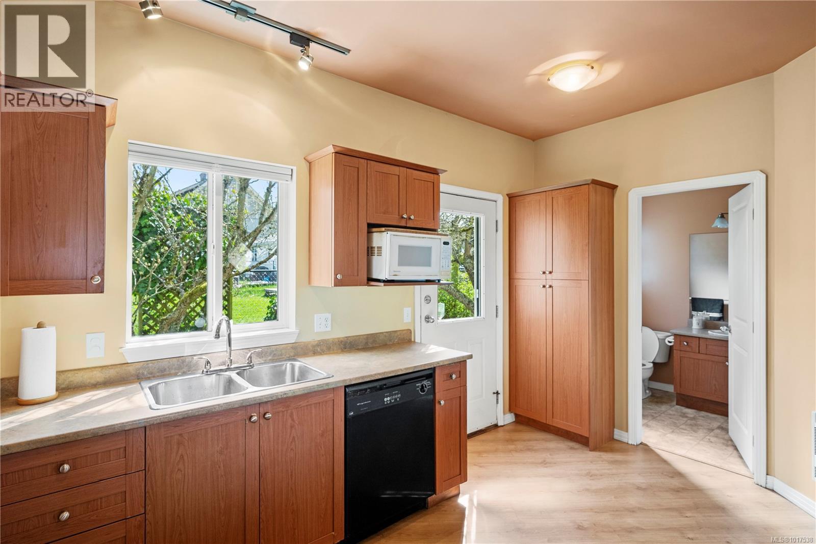 2901 Harriet Rd, Victoria, British Columbia  V8T 4N4 - Photo 7 - 1017538