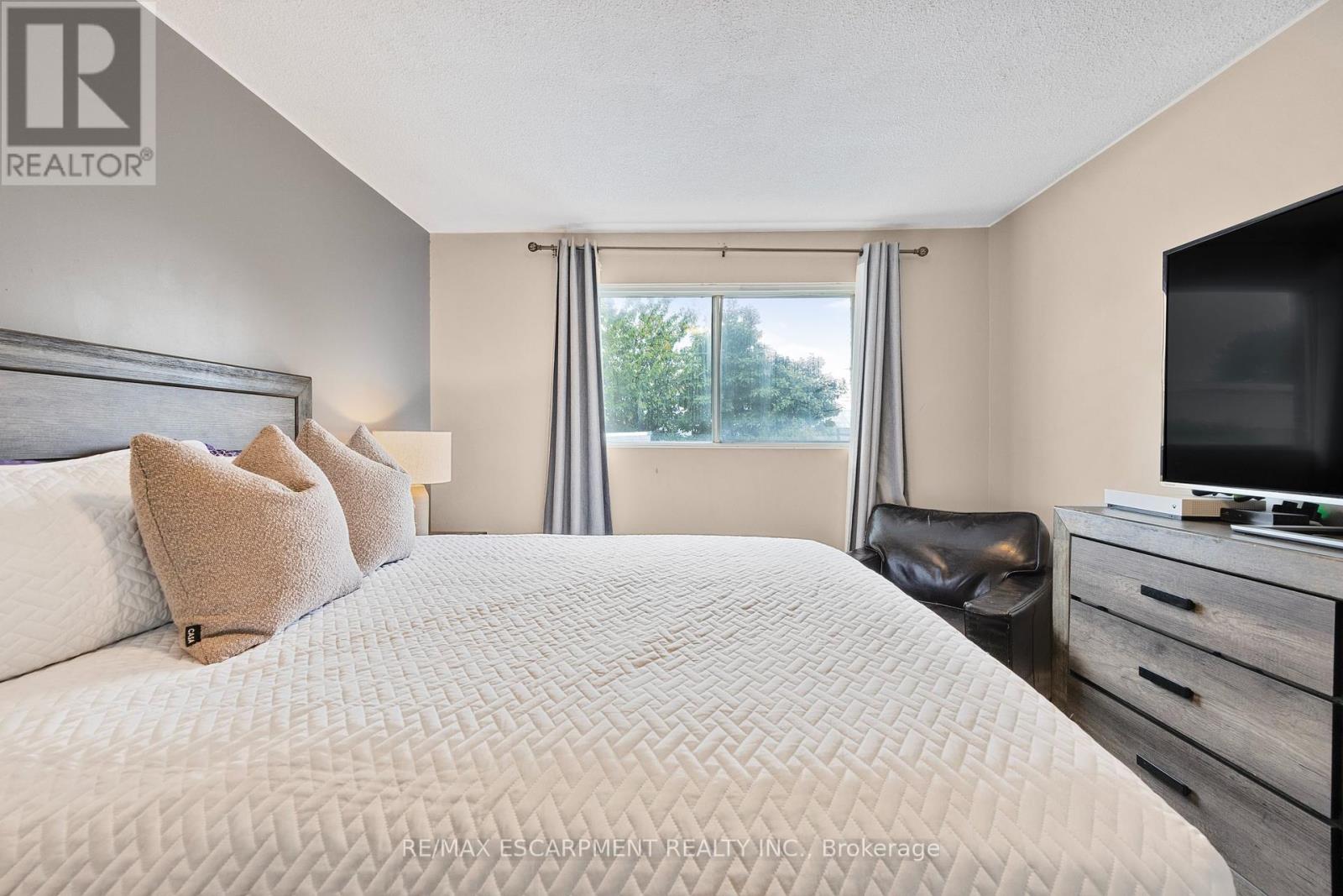 1196 Dowland Crescent, Burlington, Ontario  L7T 4C9 - Photo 21 - W12427132