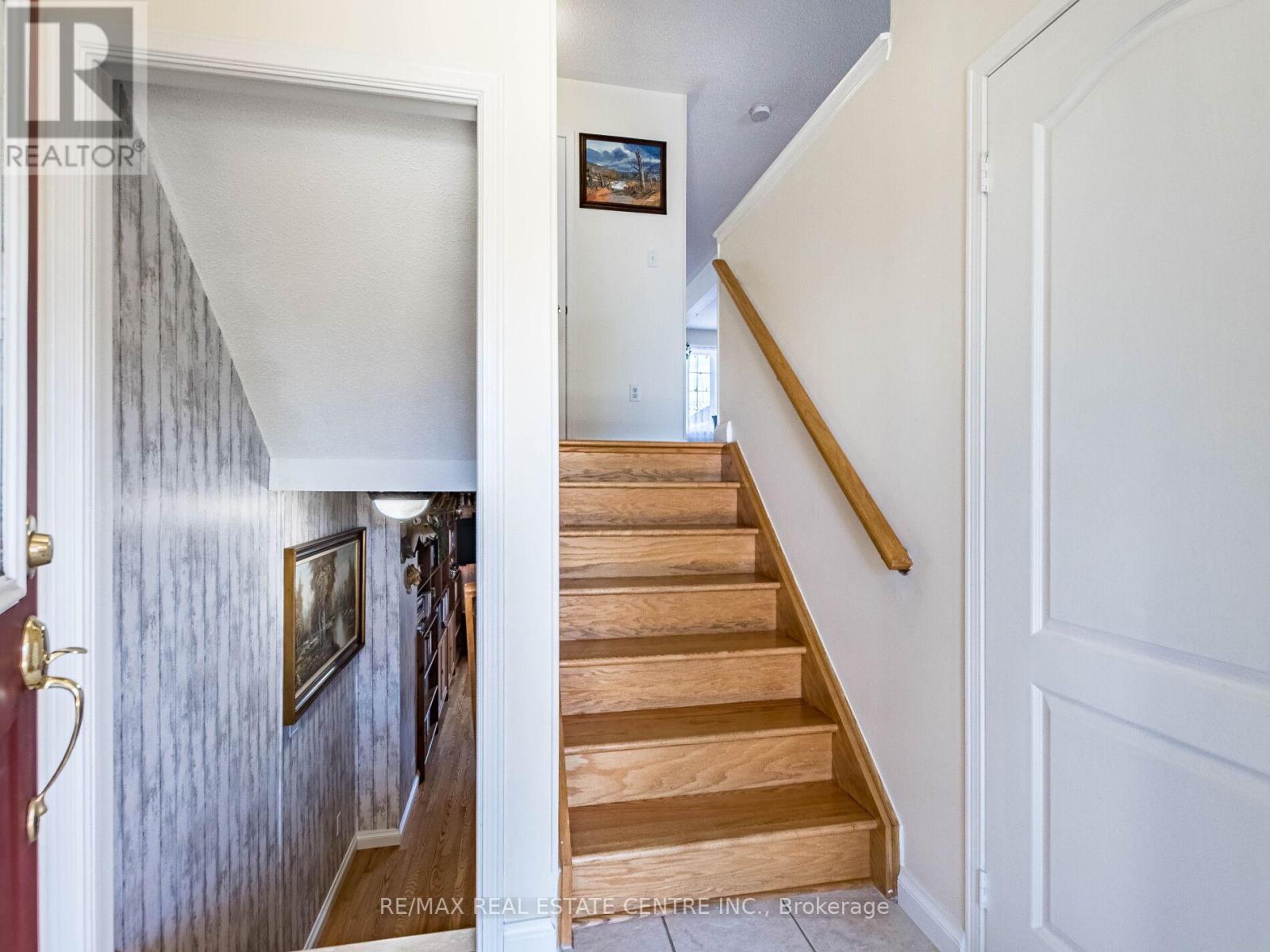 1240 Chapman Crescent, Milton, Ontario  L9T 6G3 - Photo 6 - W12462867