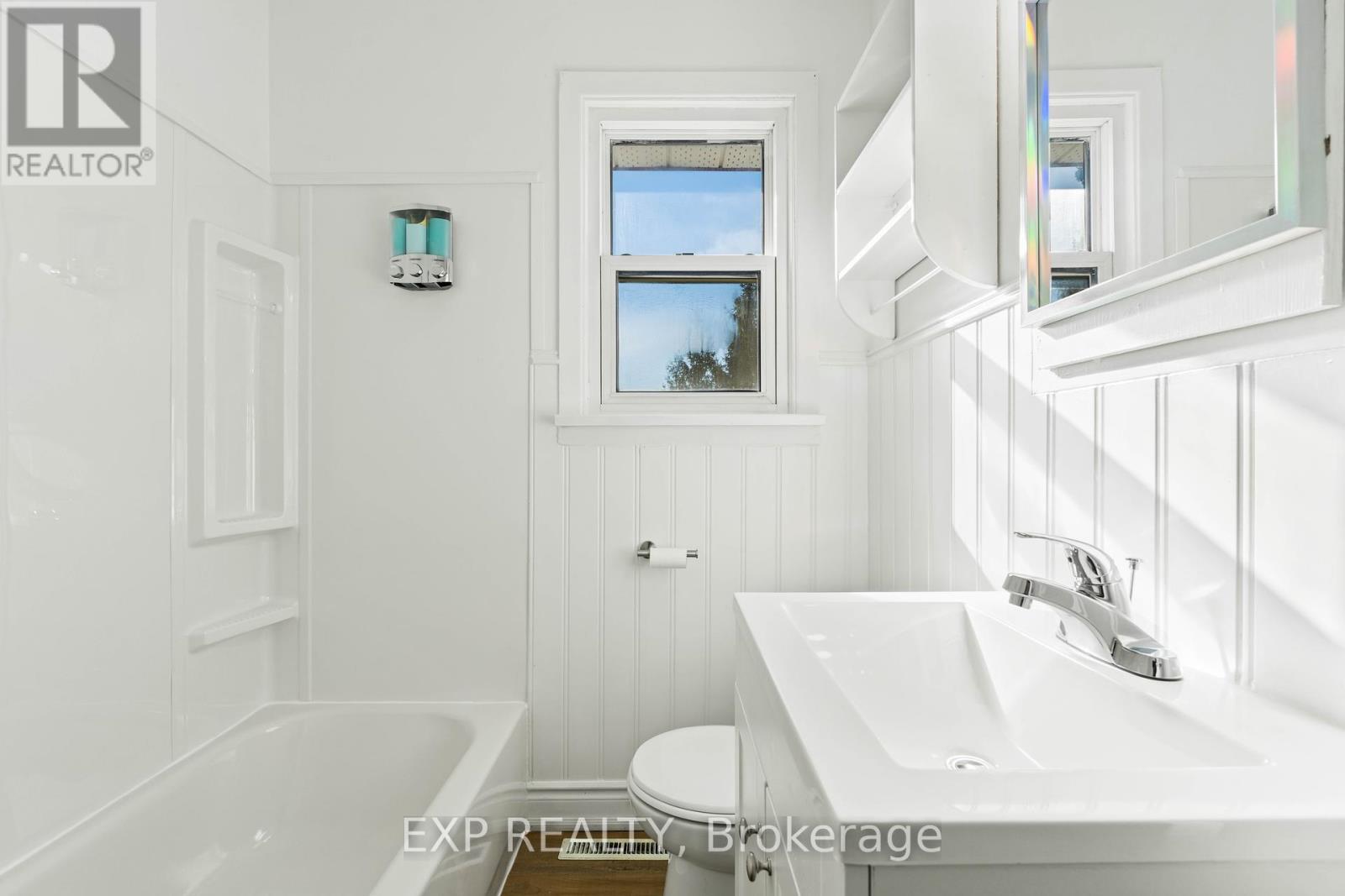 16 Valleyview Crescent, Belleville, Ontario  K8P 3G1 - Photo 16 - X12463055