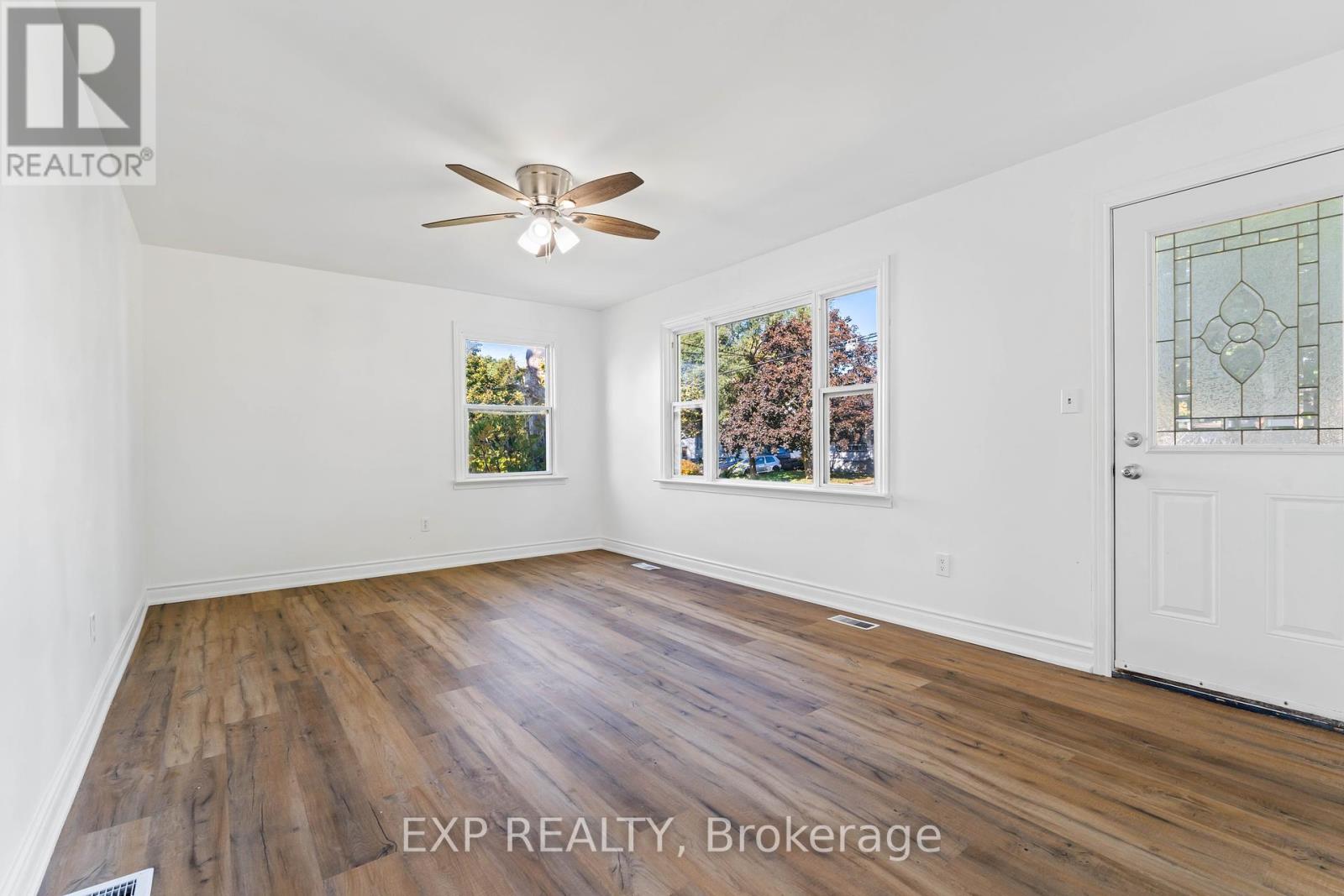 16 Valleyview Crescent, Belleville, Ontario  K8P 3G1 - Photo 7 - X12463055