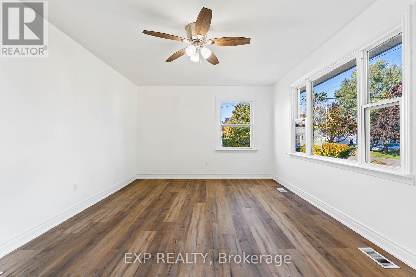 16 Valleyview Crescent, Belleville, Ontario  K8P 3G1 - Photo 8 - X12463055