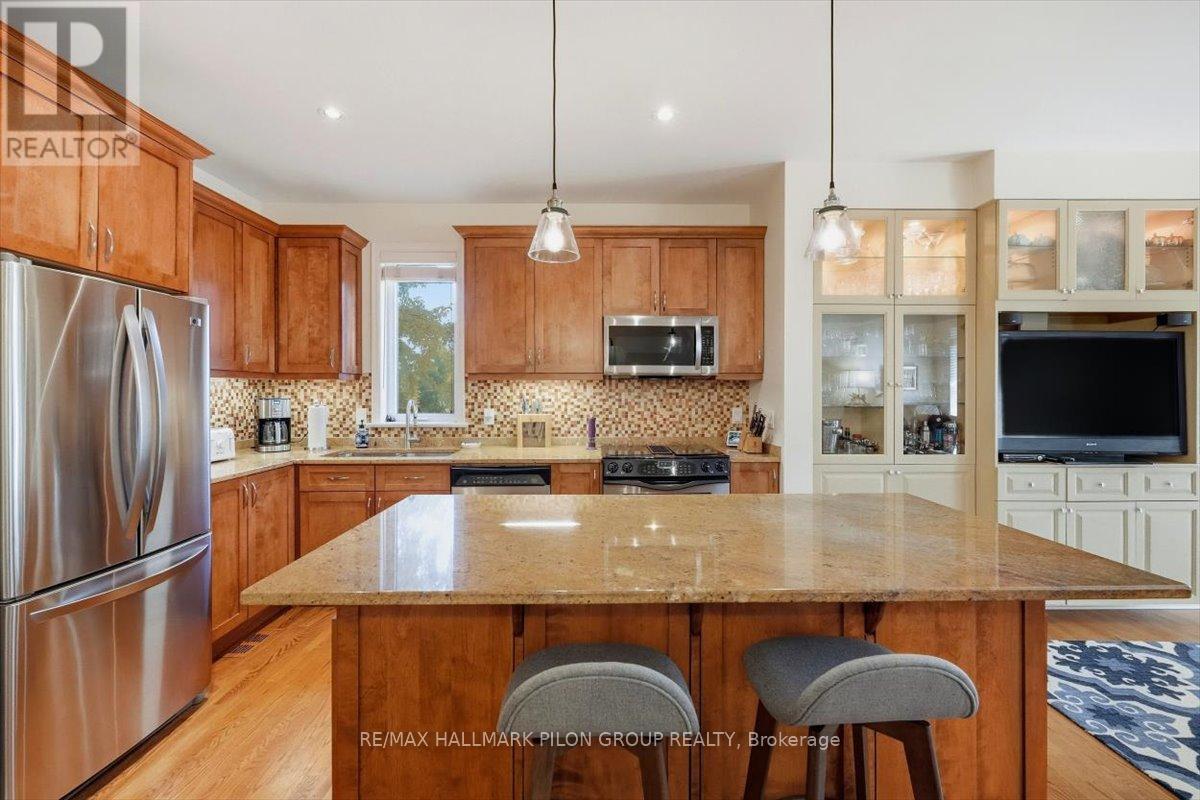 2380 Virginia Drive, Ottawa, Ontario  K1H 6S2 - Photo 3 - X12463134
