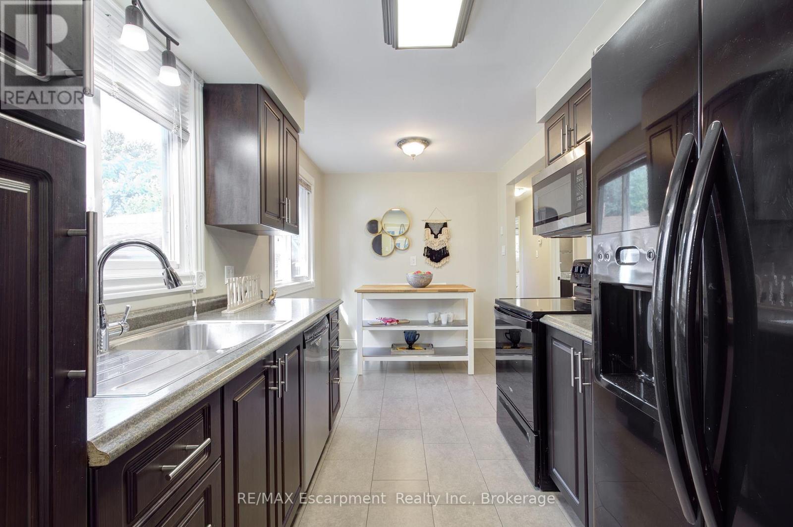 1491 Brenner Crescent, Burlington, Ontario  L7P 2V9 - Photo 15 - W12463057