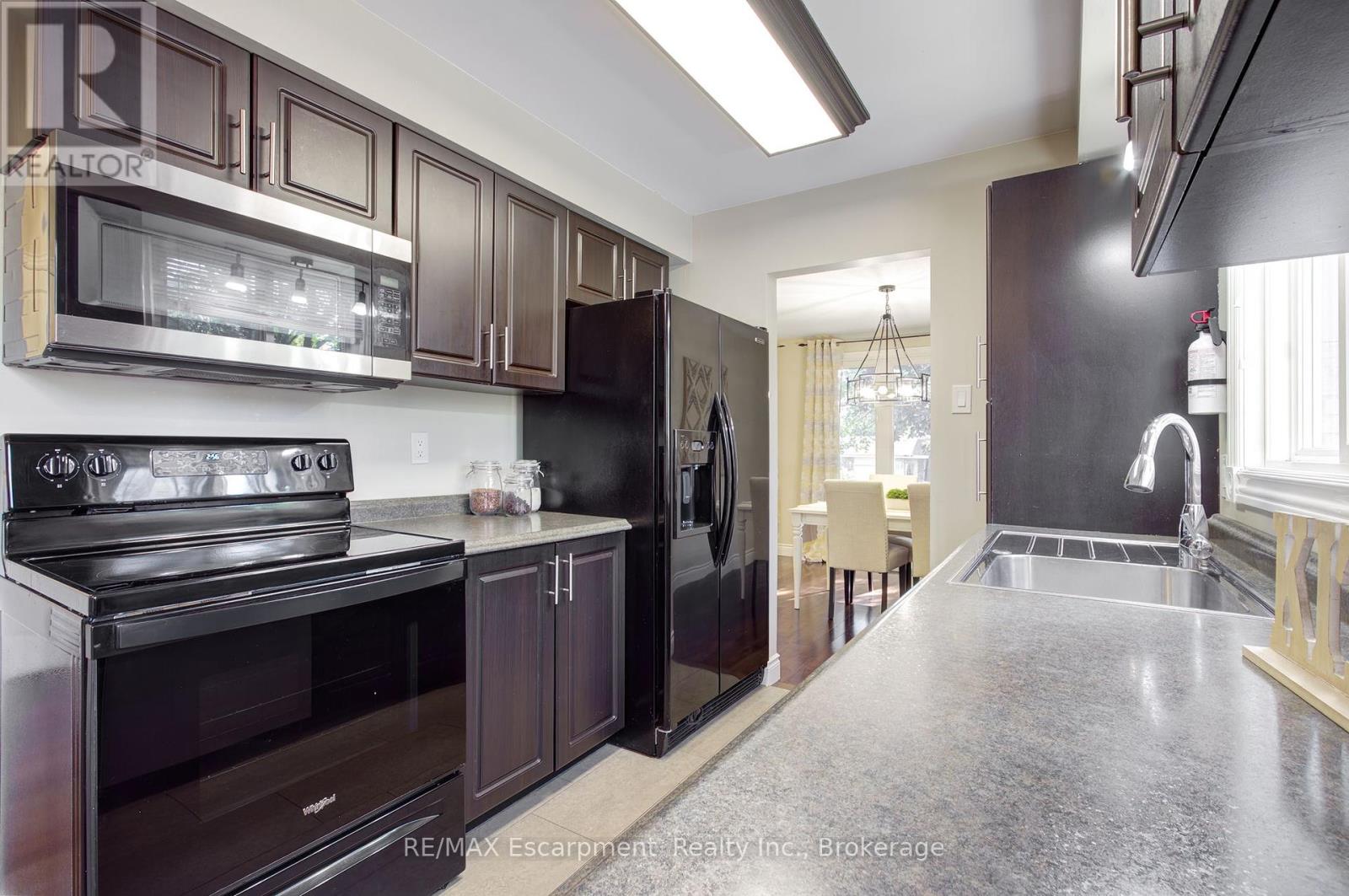 1491 Brenner Crescent, Burlington, Ontario  L7P 2V9 - Photo 17 - W12463057