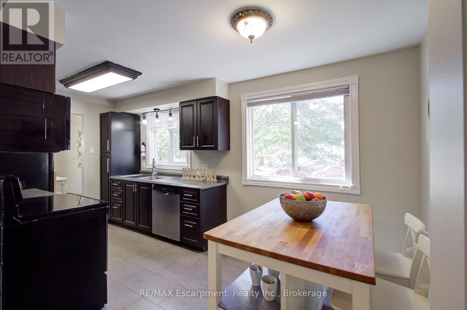 1491 Brenner Crescent, Burlington, Ontario  L7P 2V9 - Photo 18 - W12463057