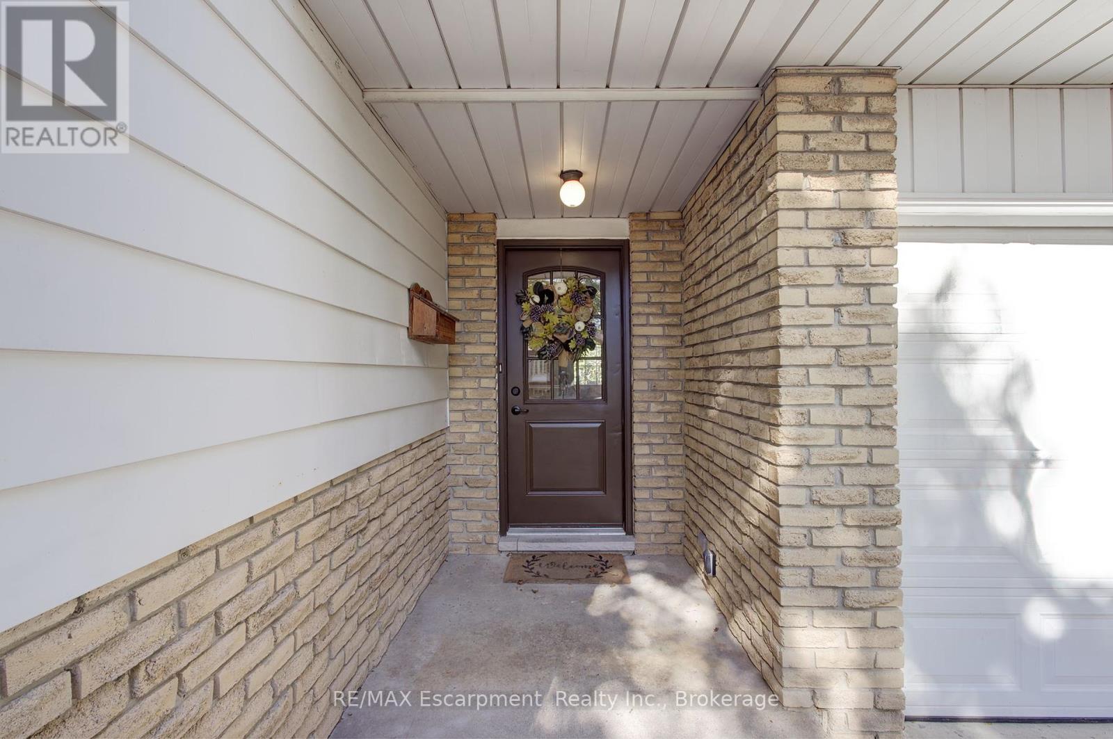1491 Brenner Crescent, Burlington, Ontario  L7P 2V9 - Photo 3 - W12463057