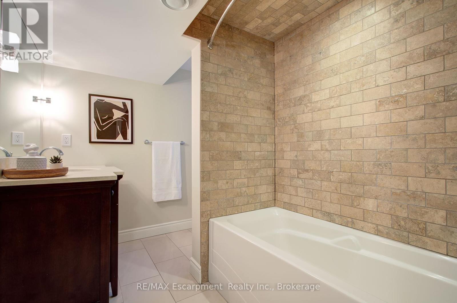 1491 Brenner Crescent, Burlington, Ontario  L7P 2V9 - Photo 30 - W12463057