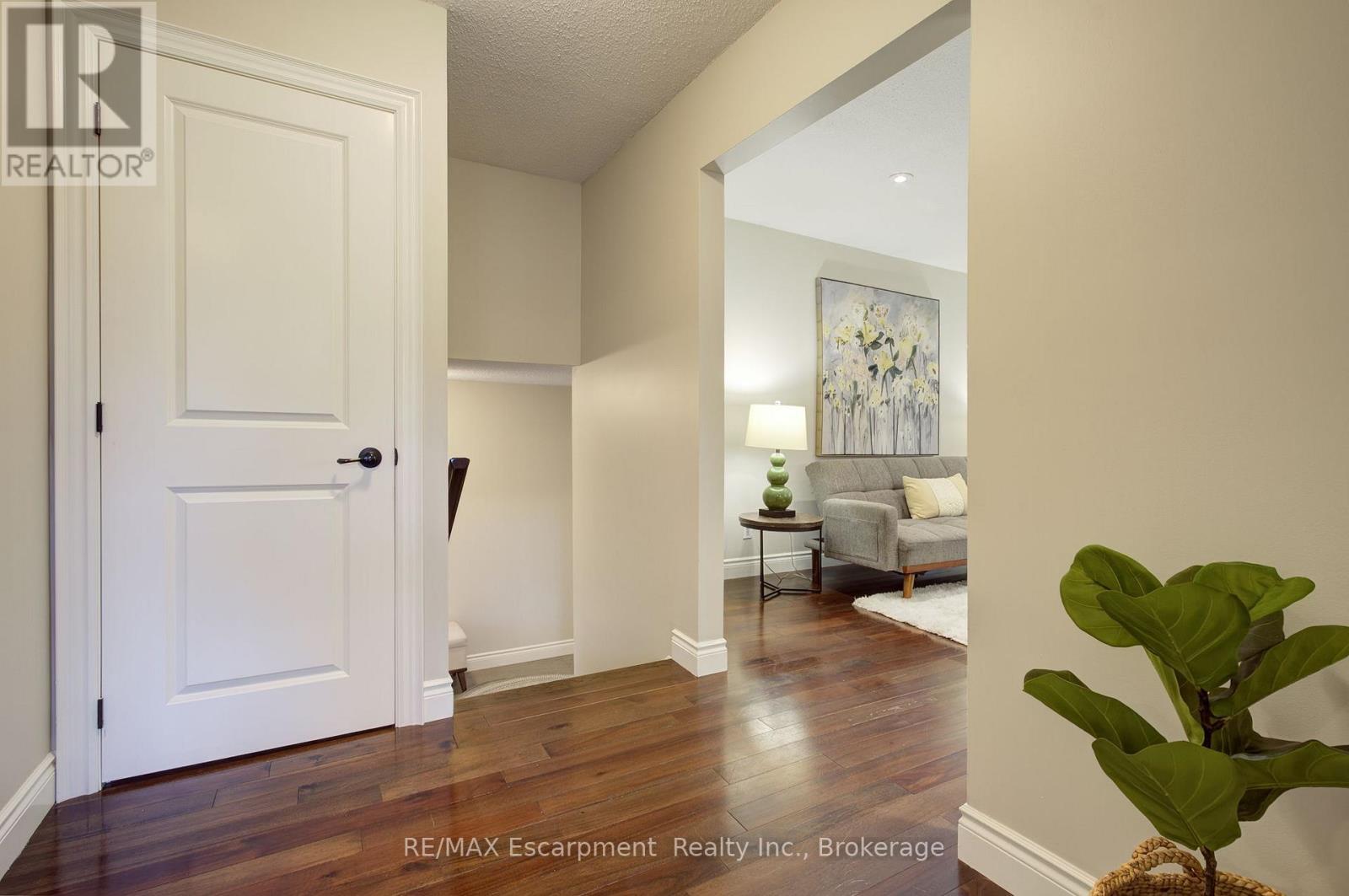 1491 Brenner Crescent, Burlington, Ontario  L7P 2V9 - Photo 6 - W12463057