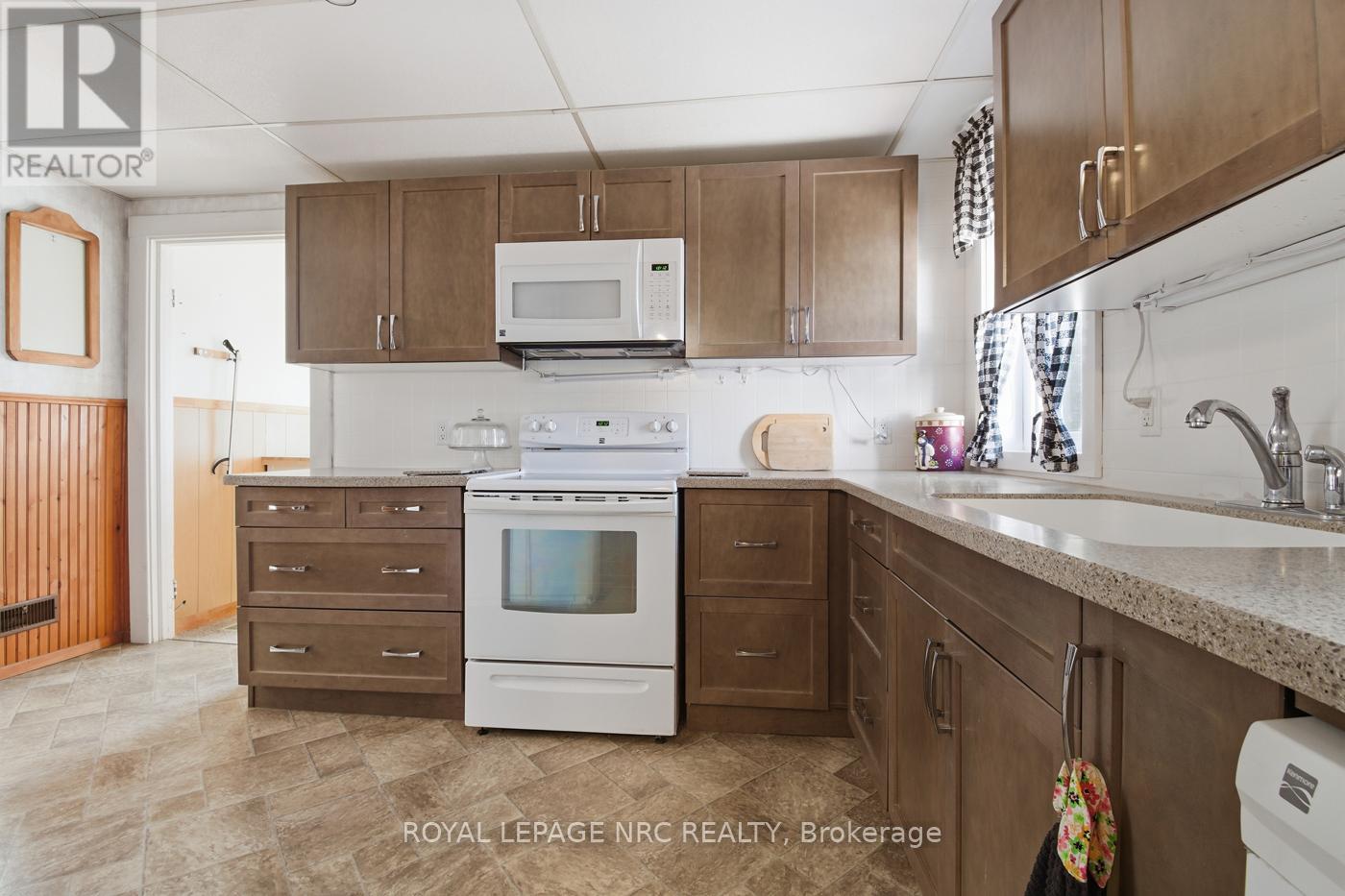 5561 Dorchester Road, Niagara Falls, Ontario  L2G 5S2 - Photo 11 - X12463059