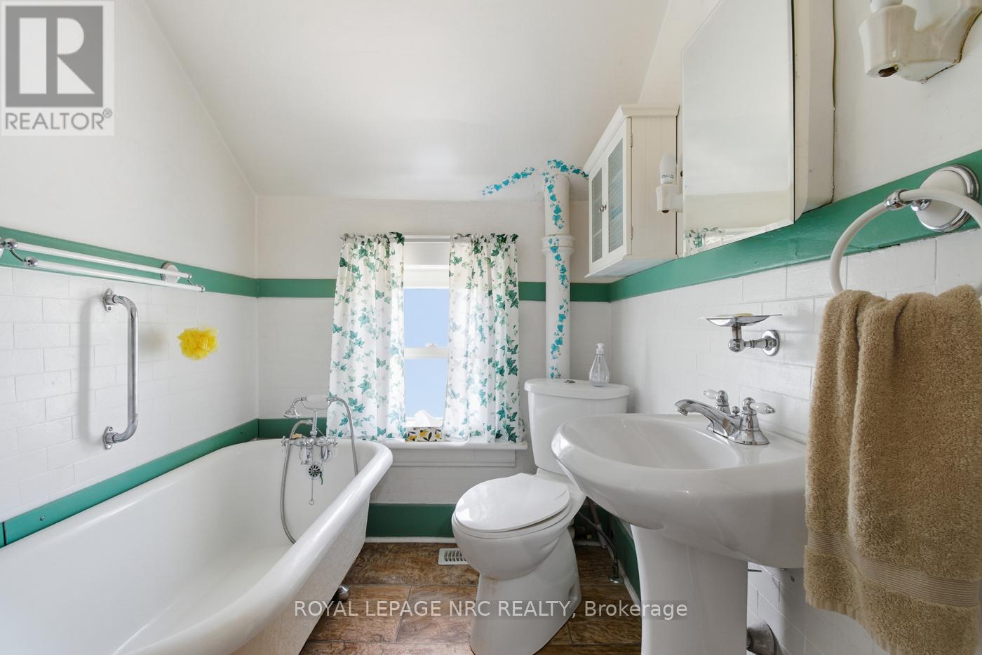 5561 Dorchester Road, Niagara Falls, Ontario  L2G 5S2 - Photo 28 - X12463059