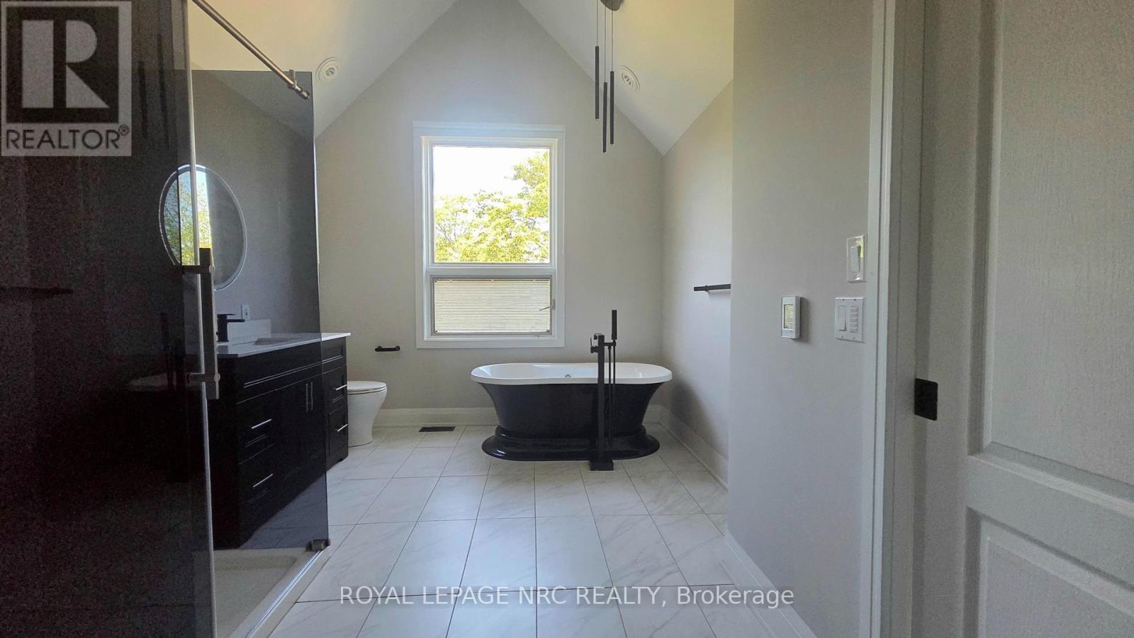 170 Lakeshore Road, Fort Erie, Ontario  L2A 1B2 - Photo 13 - X12463102