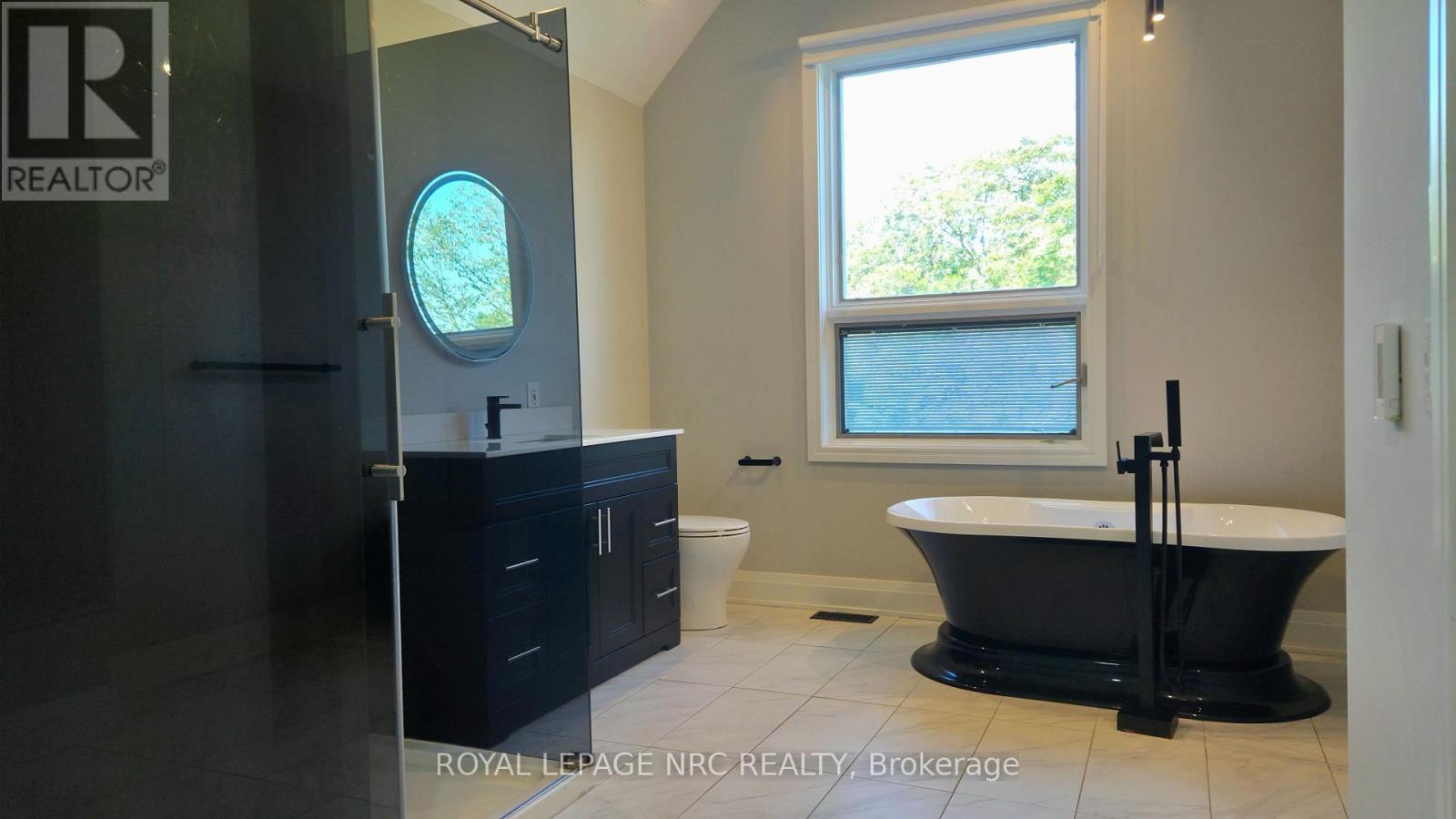 170 Lakeshore Road, Fort Erie, Ontario  L2A 1B2 - Photo 14 - X12463102