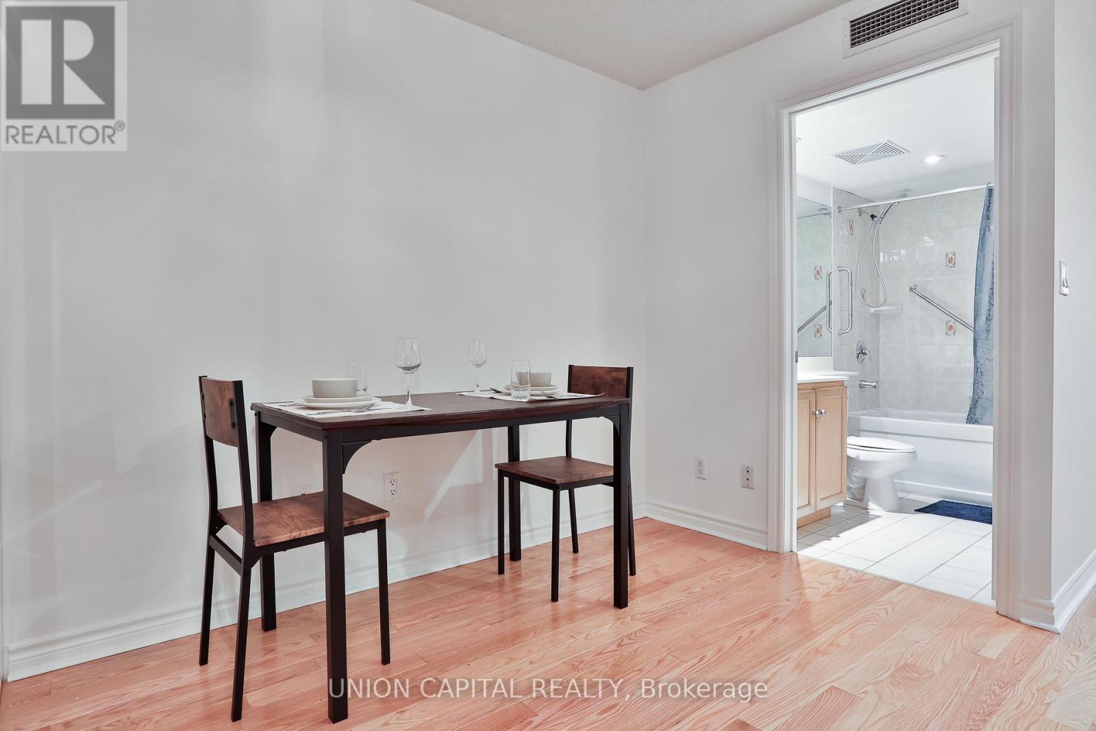 222 - 270 Wellington Street W, Toronto, Ontario  M5V 3P5 - Photo 3 - C12462916