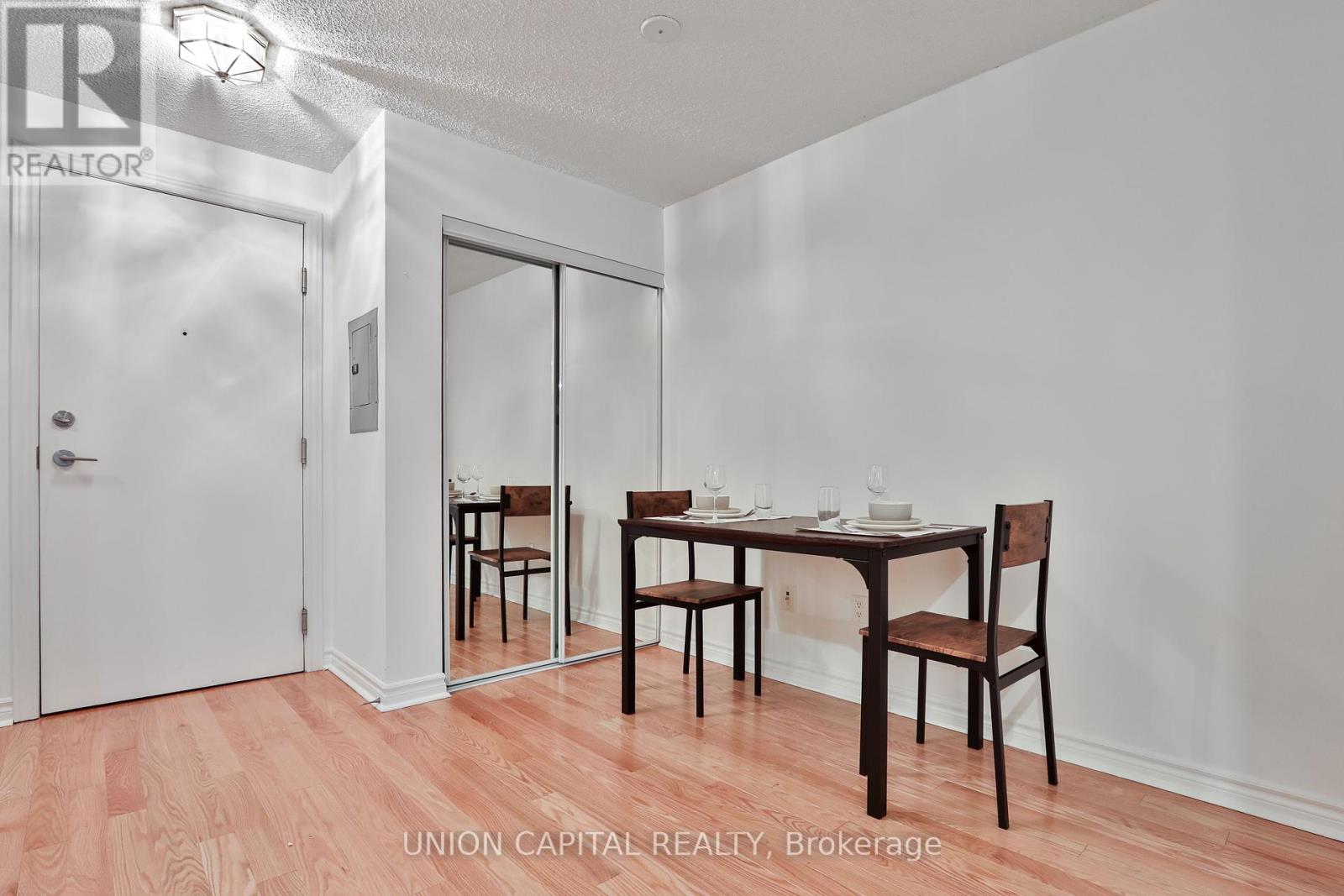 222 - 270 Wellington Street W, Toronto, Ontario  M5V 3P5 - Photo 4 - C12462916