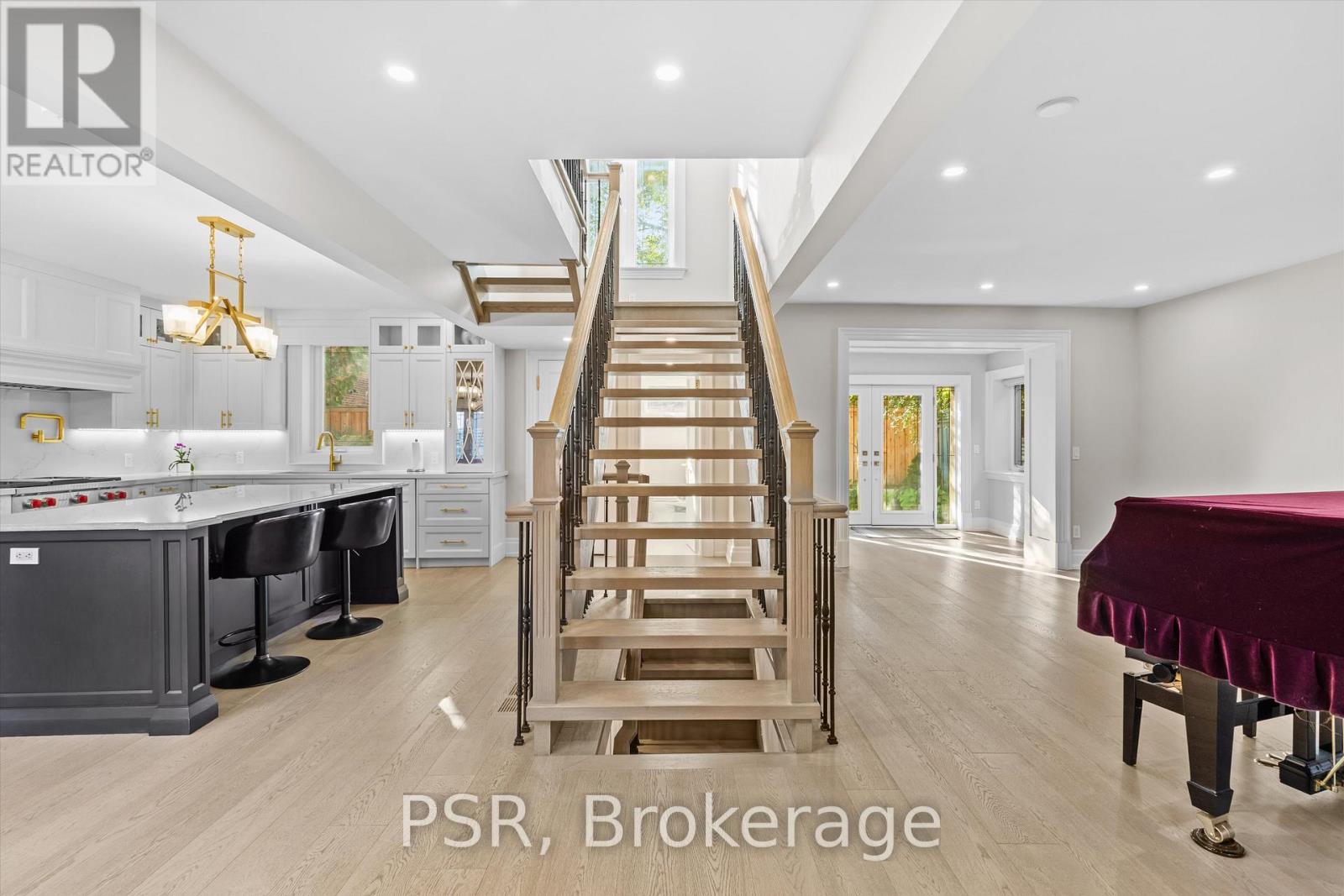15 Strathallan Boulevard, Toronto, Ontario  M5N 1S8 - Photo 3 - C12462950
