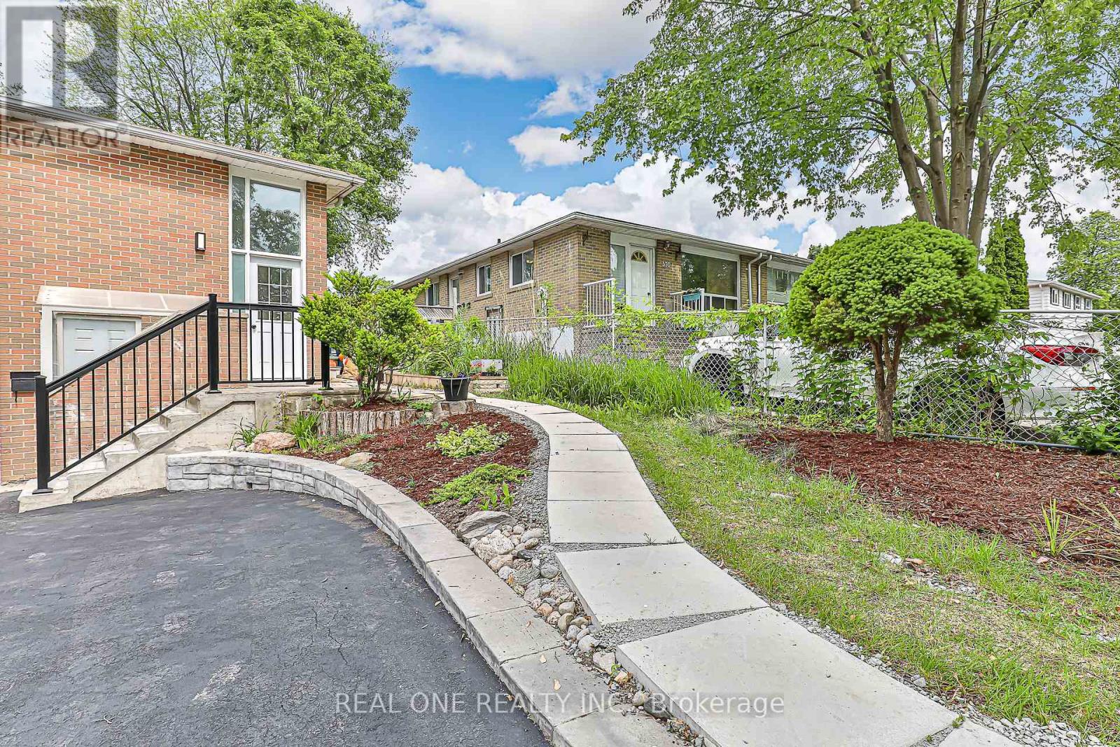 368 Hollyberry Trail, Toronto, Ontario  M2H 2P6 - Photo 3 - C12463029