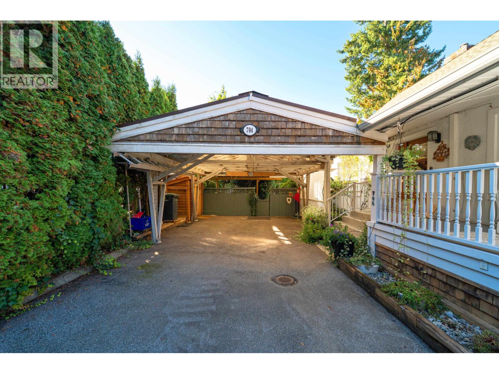 704 Townley Street, Coquitlam, British Columbia  V3J 4N1 - Photo 2 - R3058553