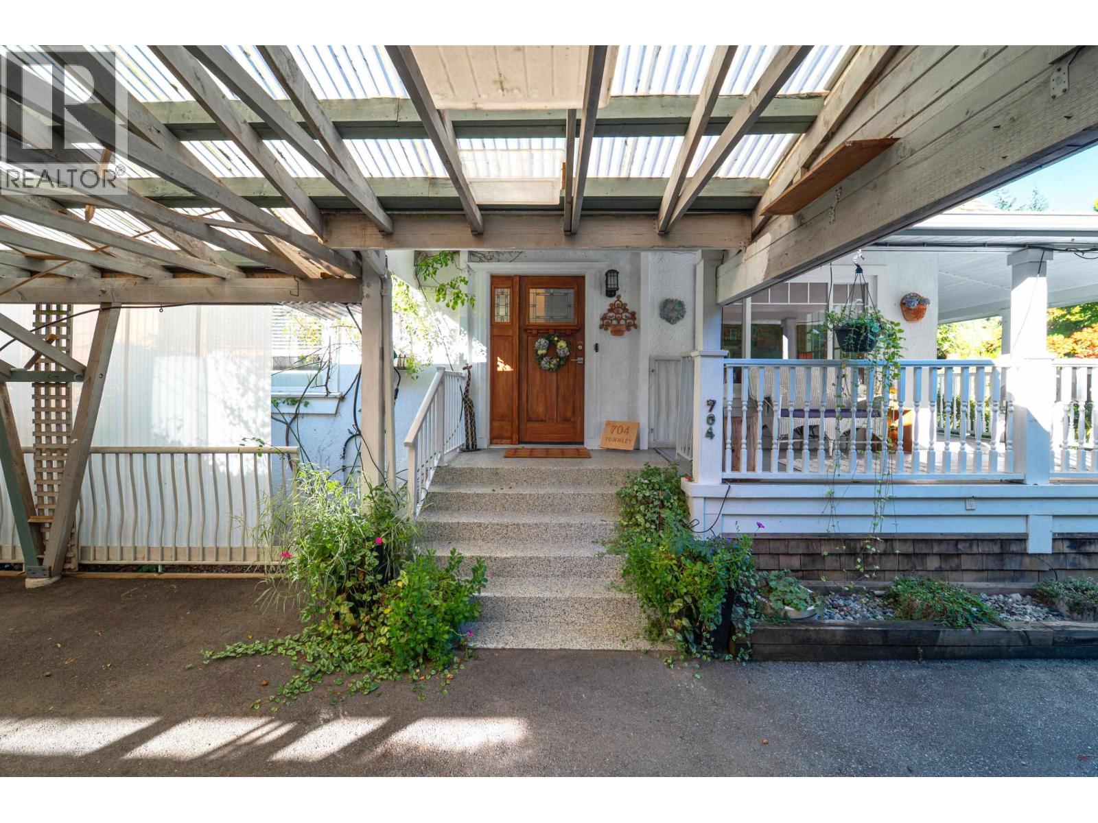 704 Townley Street, Coquitlam, British Columbia  V3J 4N1 - Photo 3 - R3058553