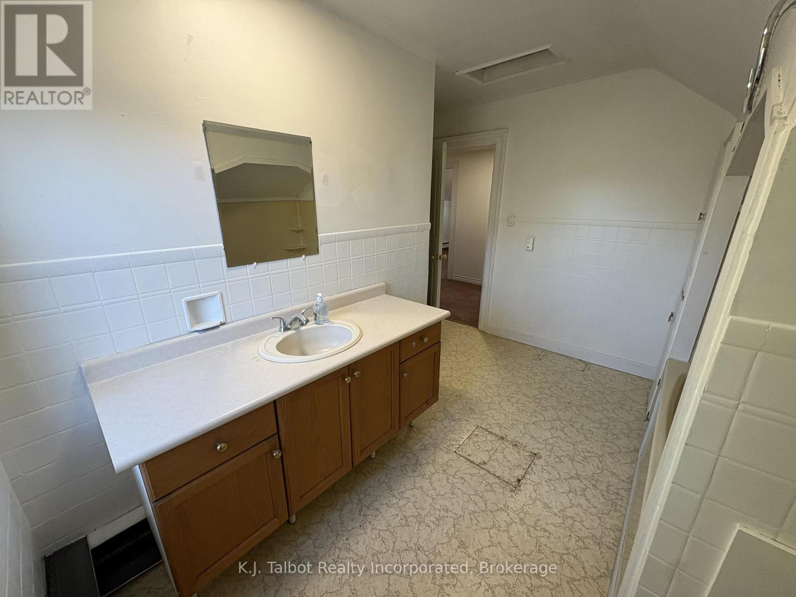 10 West William Street, Huron East, Ontario  N0K 1W0 - Photo 23 - X12454245