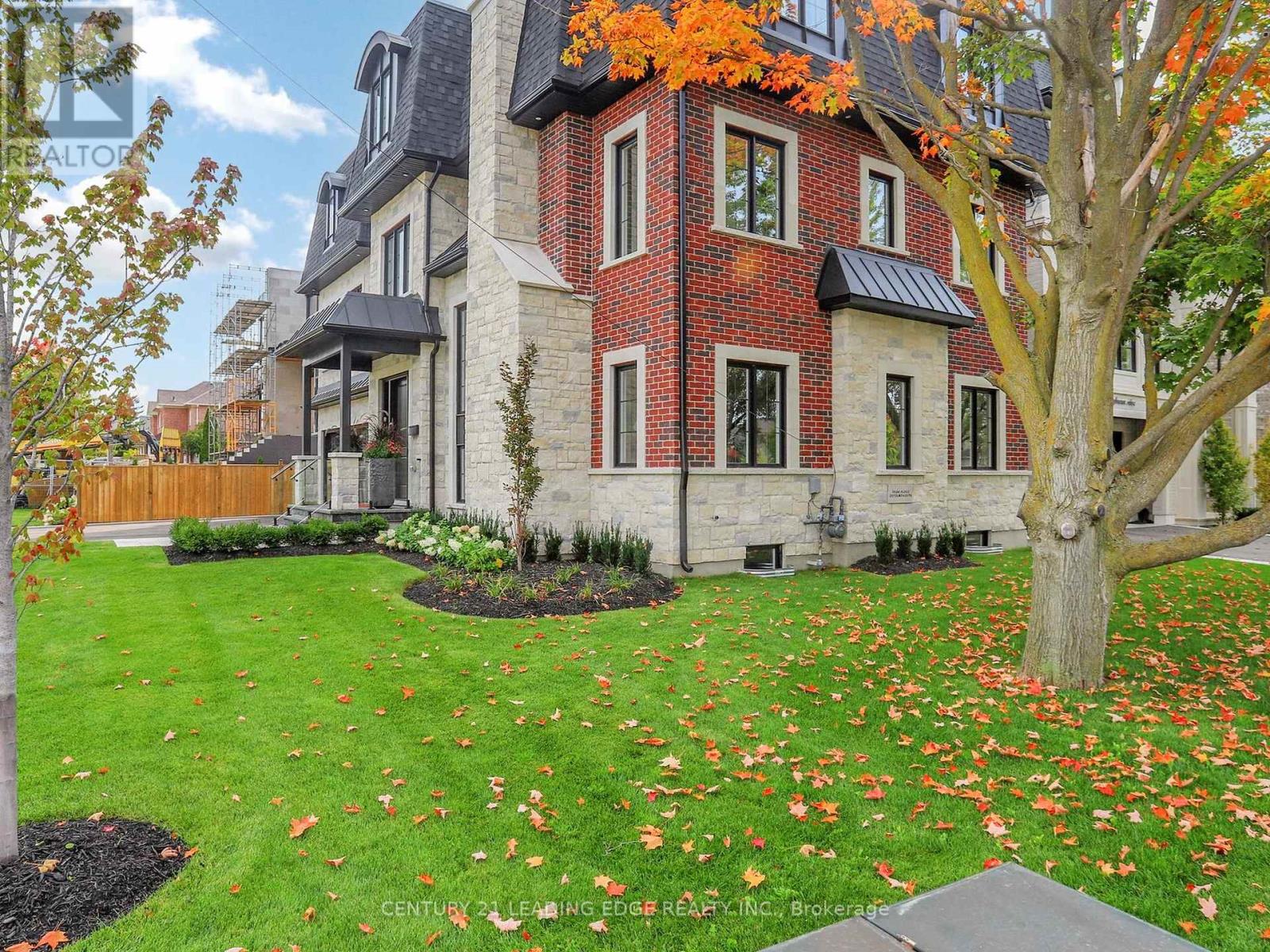31 Naughton Drive, Richmond Hill, Ontario  L4C 4M6 - Photo 3 - N12462914