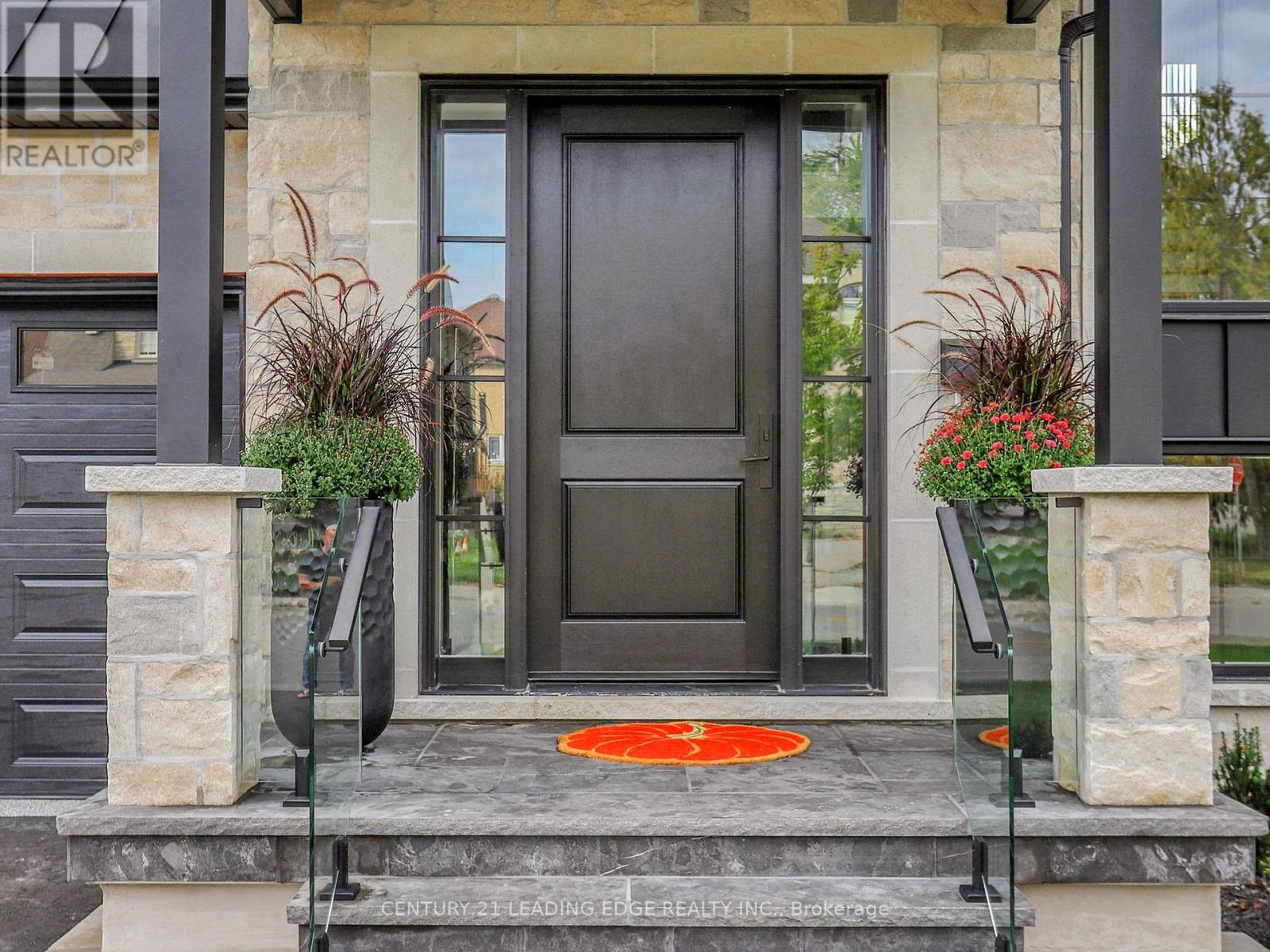 31 Naughton Drive, Richmond Hill, Ontario  L4C 4M6 - Photo 4 - N12462914