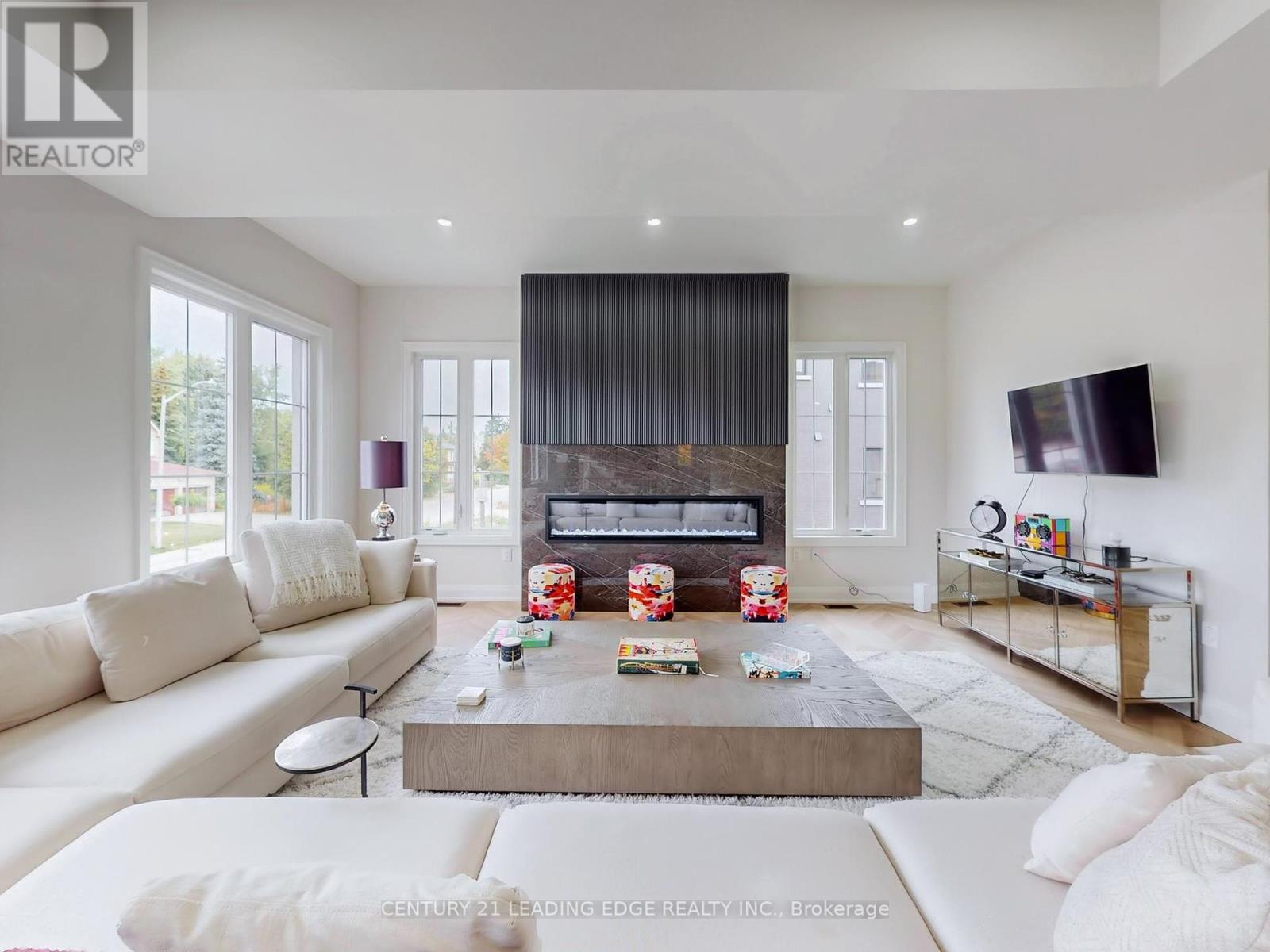 31 Naughton Drive, Richmond Hill, Ontario  L4C 4M6 - Photo 8 - N12462914