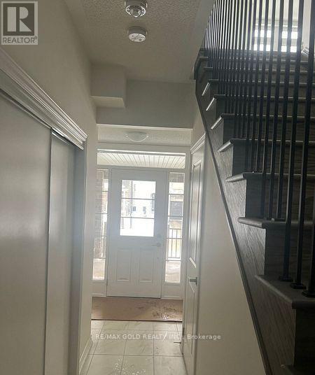 47 Montrose Boulevard, Bradford West Gwillimbury, Ontario  L3Z 4P1 - Photo 2 - N12462955