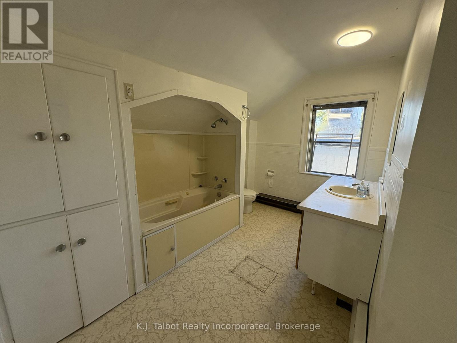 10 West William Street, Huron East, Ontario  N0K 1W0 - Photo 24 - X12454245