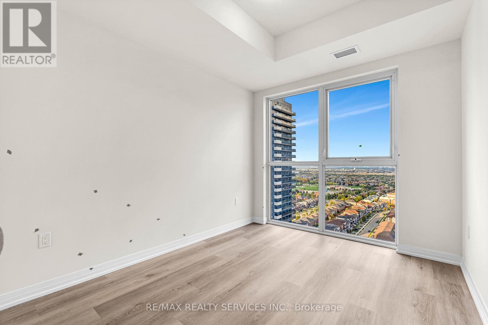 2501 - 15 Watergarden Drive, Mississauga, Ontario  L5R 0H4 - Photo 10 - W12462944